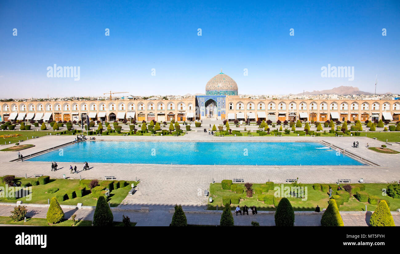 Sheikh Lotfollah Moschee auf Naqsh-i Jahan Platz mit großen ...
