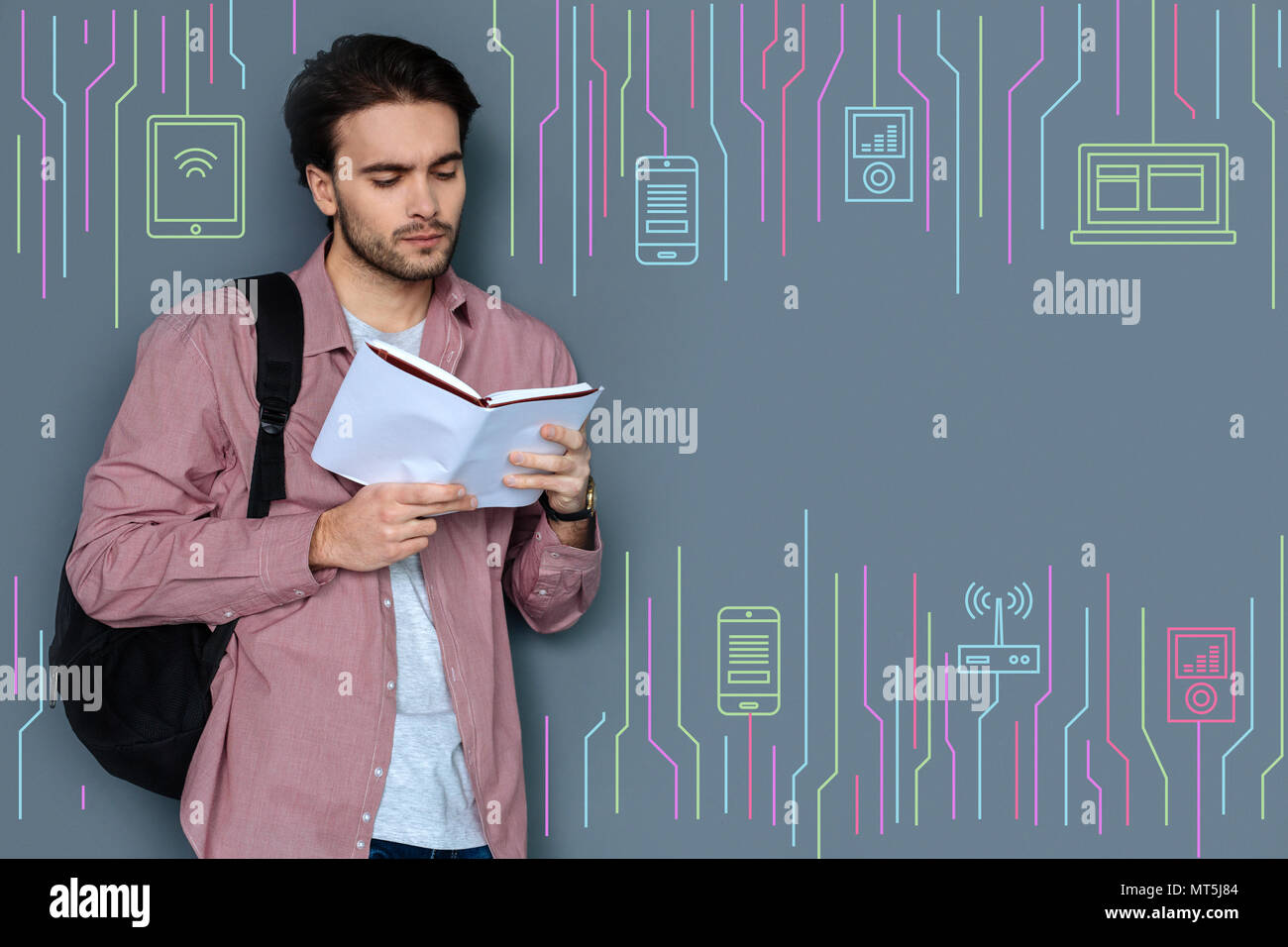 Studenten ein interessantes Buch lesen und Suchen konzentriert Stockfoto