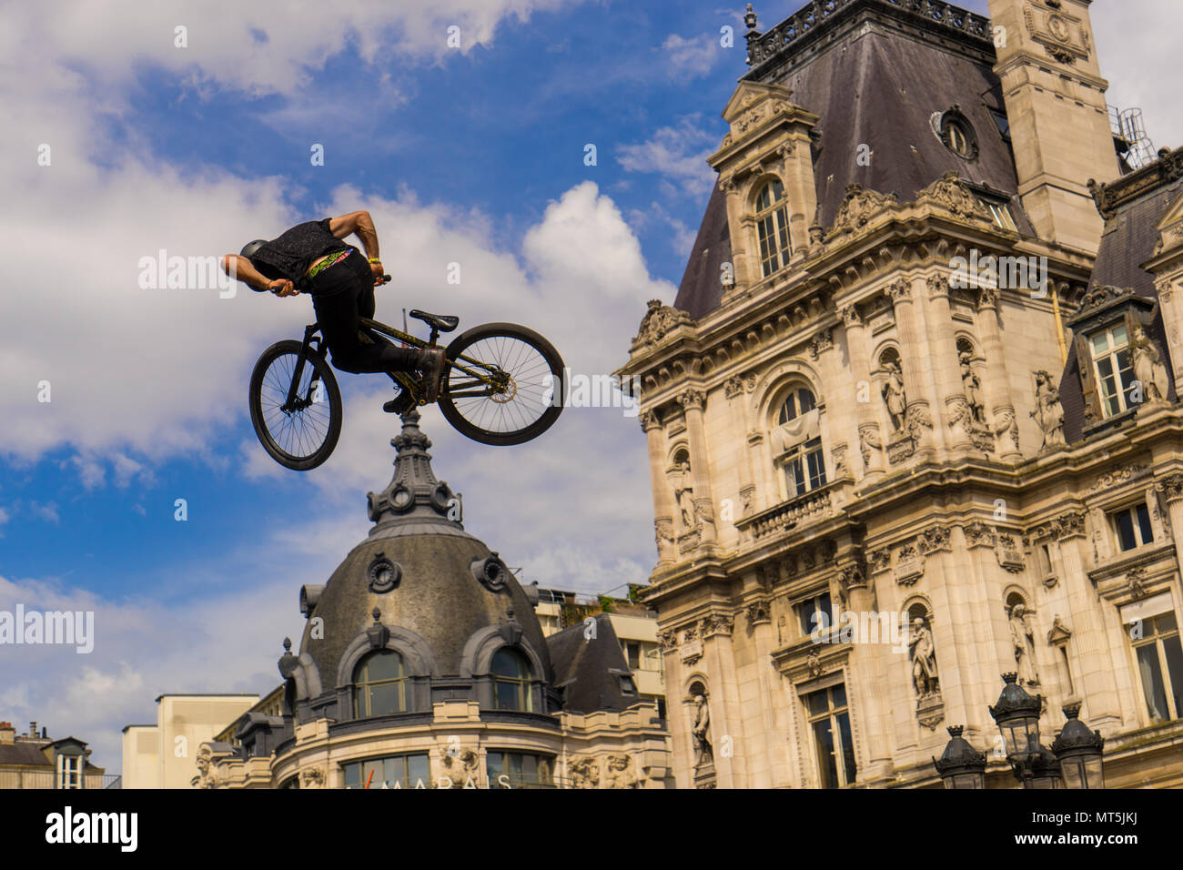 PARIS, Frankreich, 27. Mai 2018: junger Mann auf BMX Tricks zu tun, während ein Freestyle bmx Demonstration, im Zentrum von Paris. Stockfoto