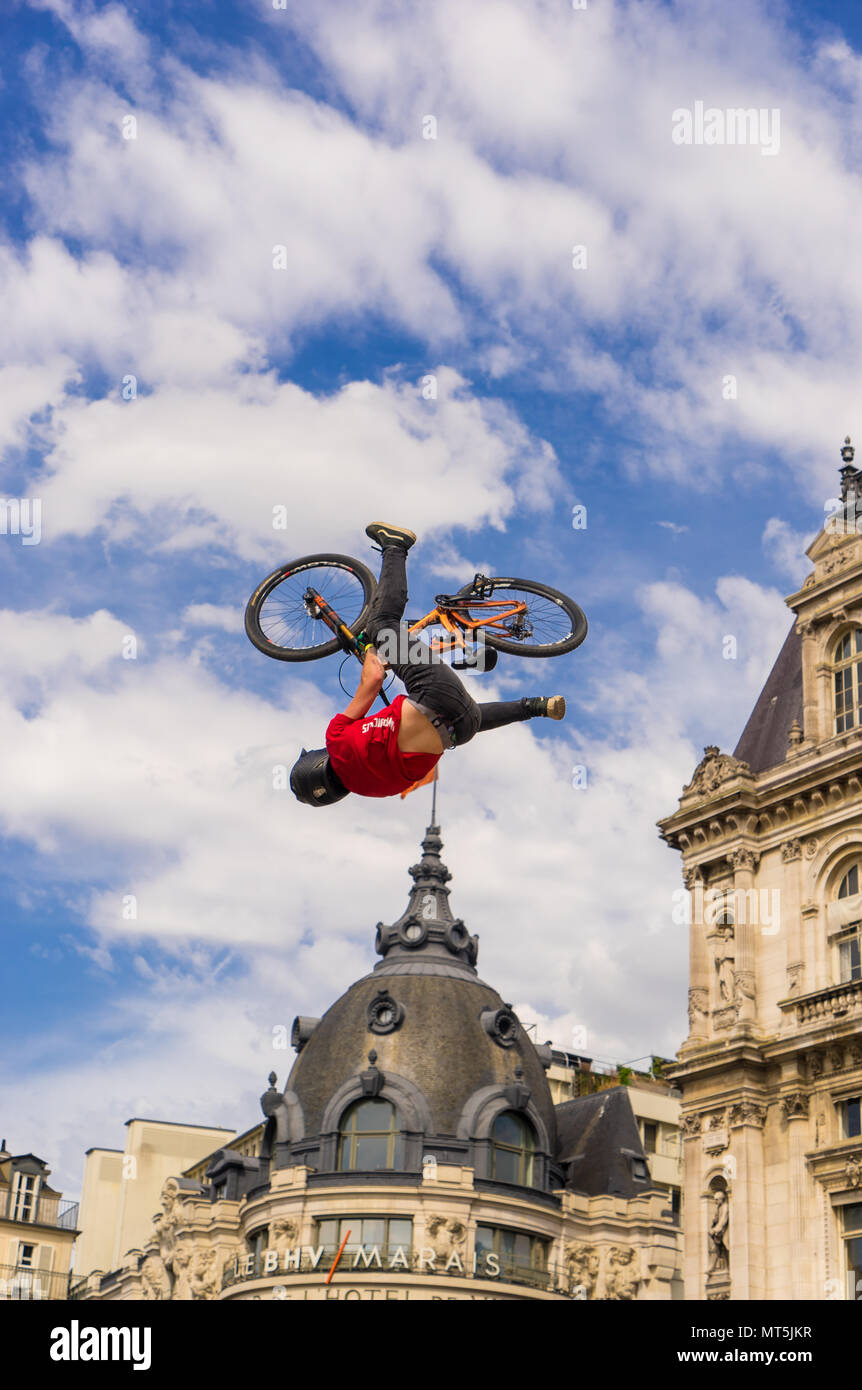 PARIS, Frankreich, 27. Mai 2018: junger Mann auf BMX Tricks zu tun, während ein Freestyle bmx Demonstration, im Zentrum von Paris. Stockfoto