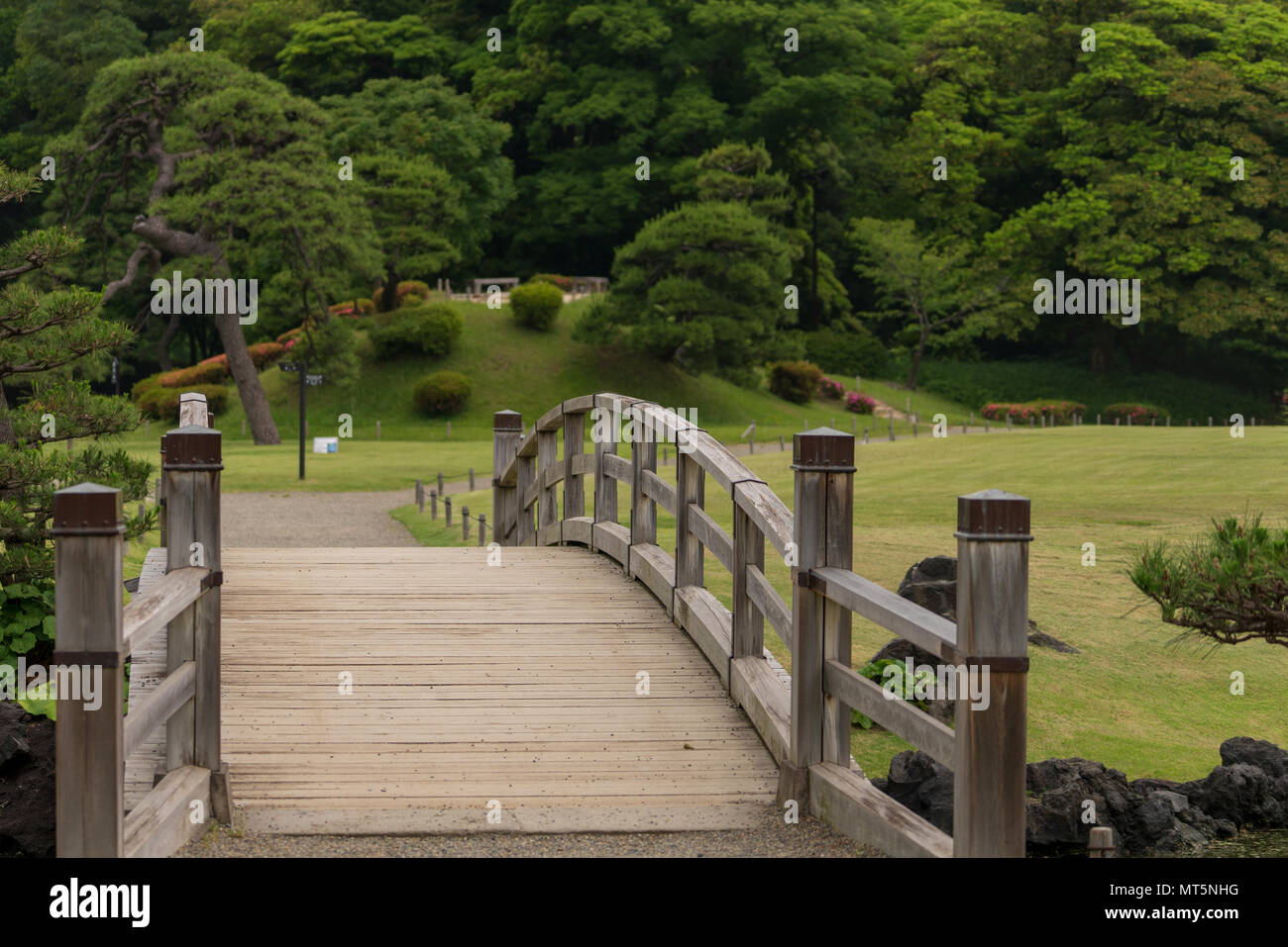 Hamarikyu Gärten in Tokio sind ein beliebter Ort für Touristen und Einheimische. Dieser Park hat Teichen, Brücken und ein japanisches Teehaus in ihrer Begründung. Stockfoto