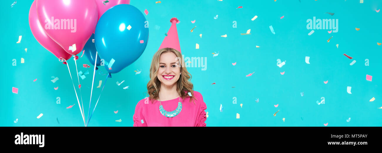 Wunderschöne geburtstag Mädchen im party Outfit mit bunten Luftballons.  Attraktive trendige Teenager feiert Geburtstag. Partei und fliegende  Konfetti Stockfotografie - Alamy