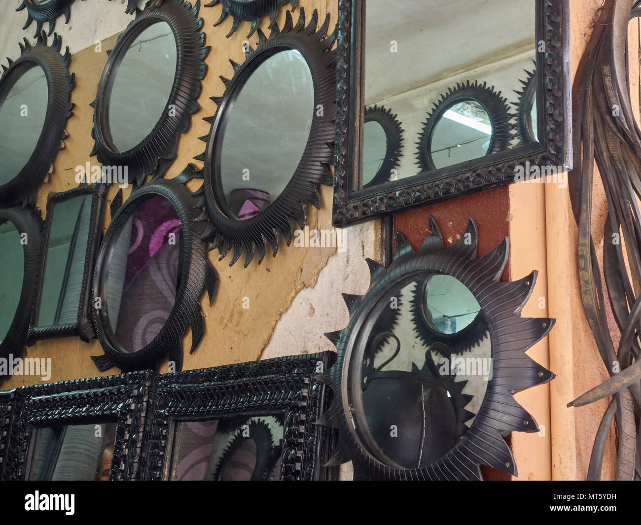 Spiegel im Black Metal curly Frames auf die Wand des Hauses, zu verkaufen. Stockfoto