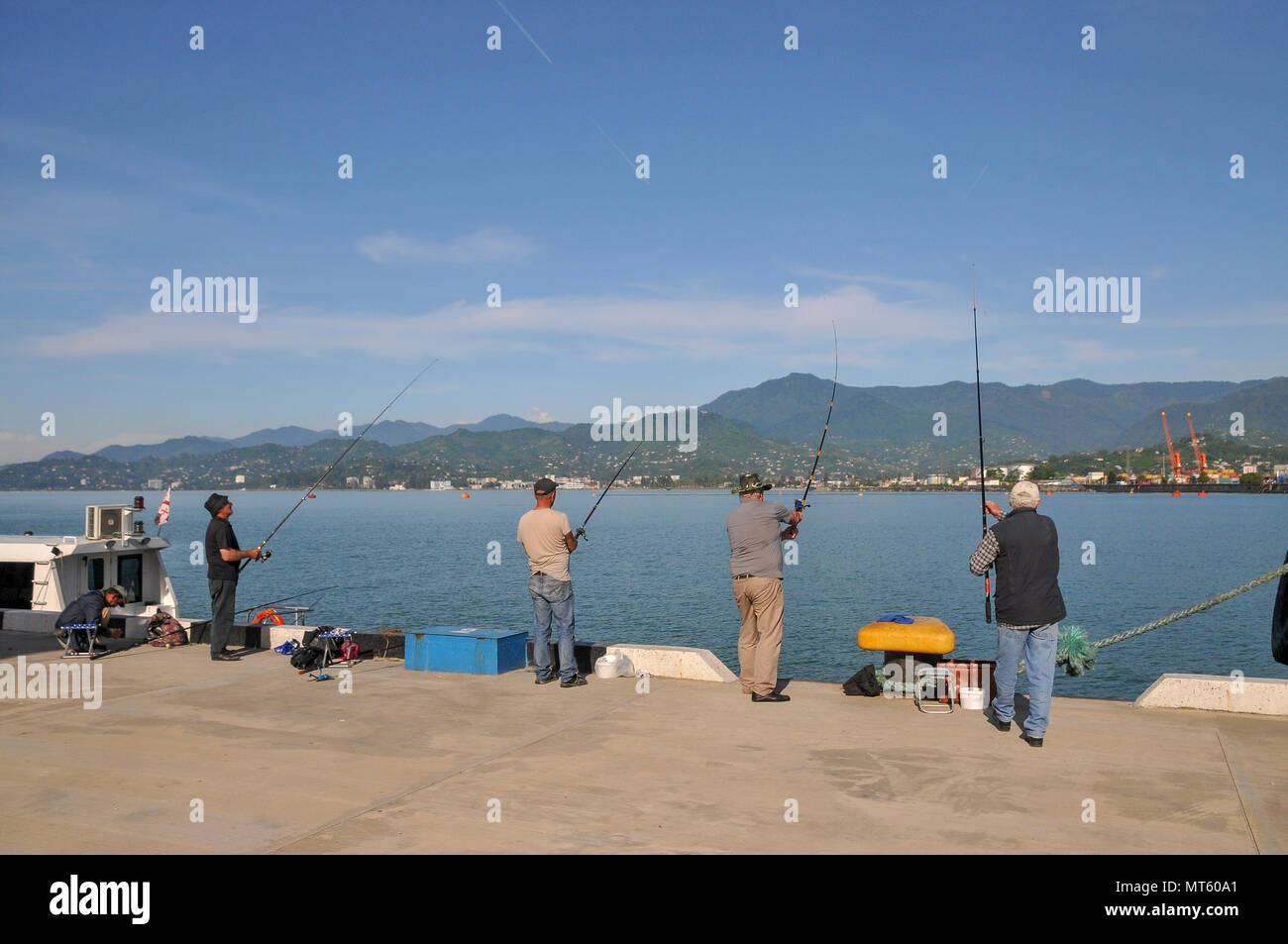 Angeln am Meer Hafen Batumi, Georgien Stockfoto