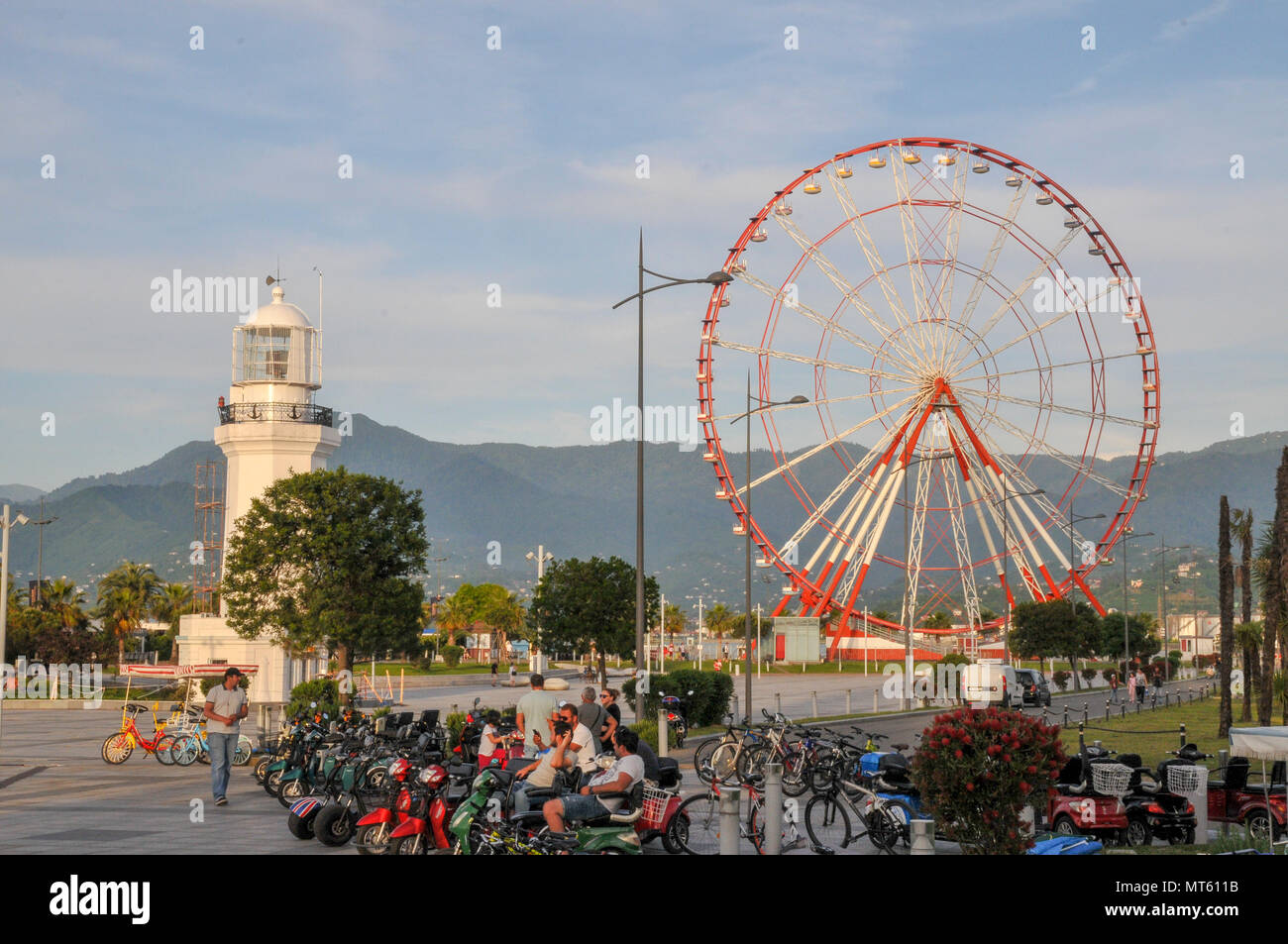 Riesenrad im Park der Wunder auf dem Damm. Batumi, Georgien Stockfoto