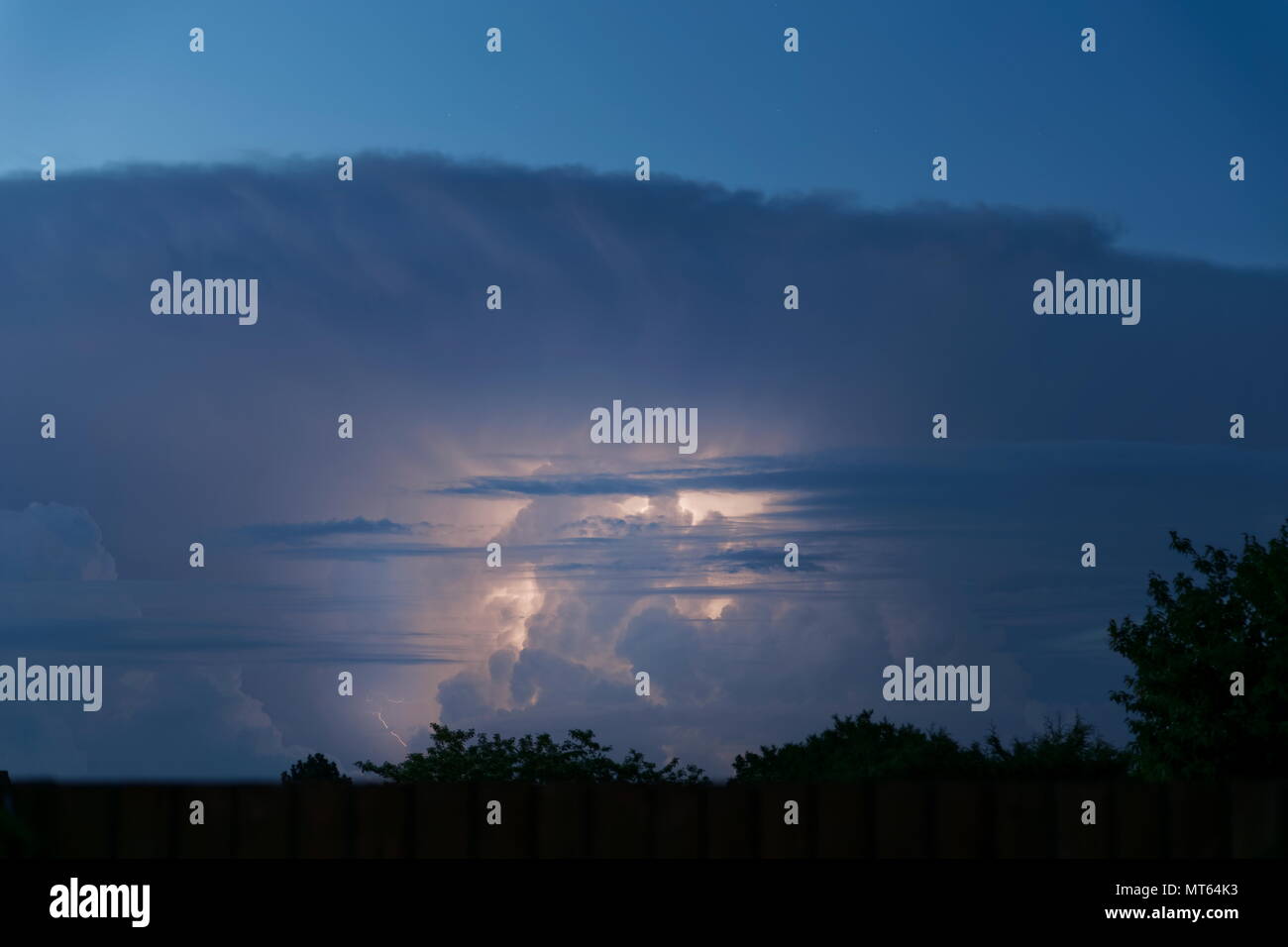 Blitz Ausleuchten der Innenseite eines Distant Thunder Cloud Basingstoke Hampshire England Stockfoto