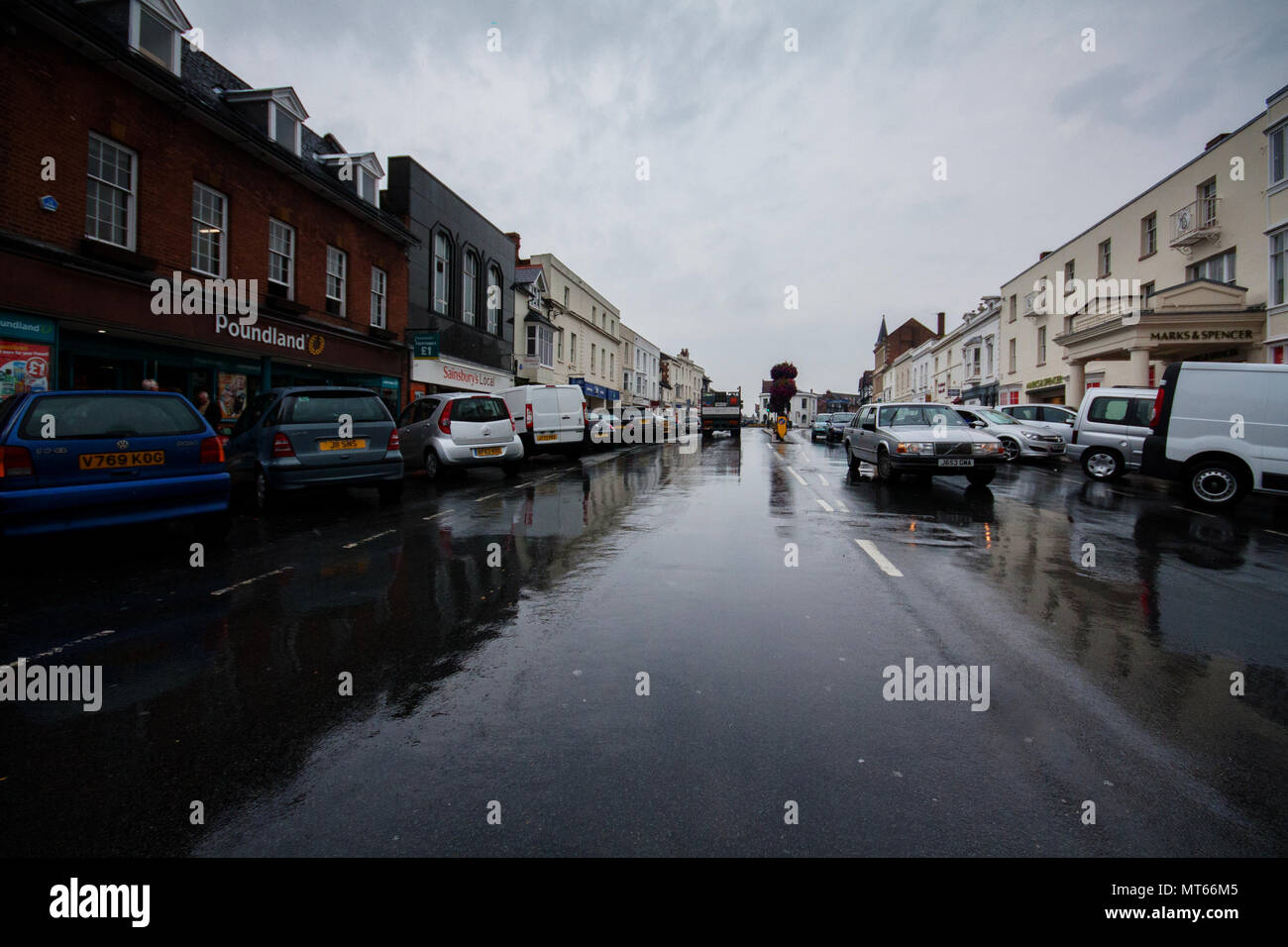 Regen auf den Straßen von Stratford-upon-Avon, England, Großbritannien Stockfoto
