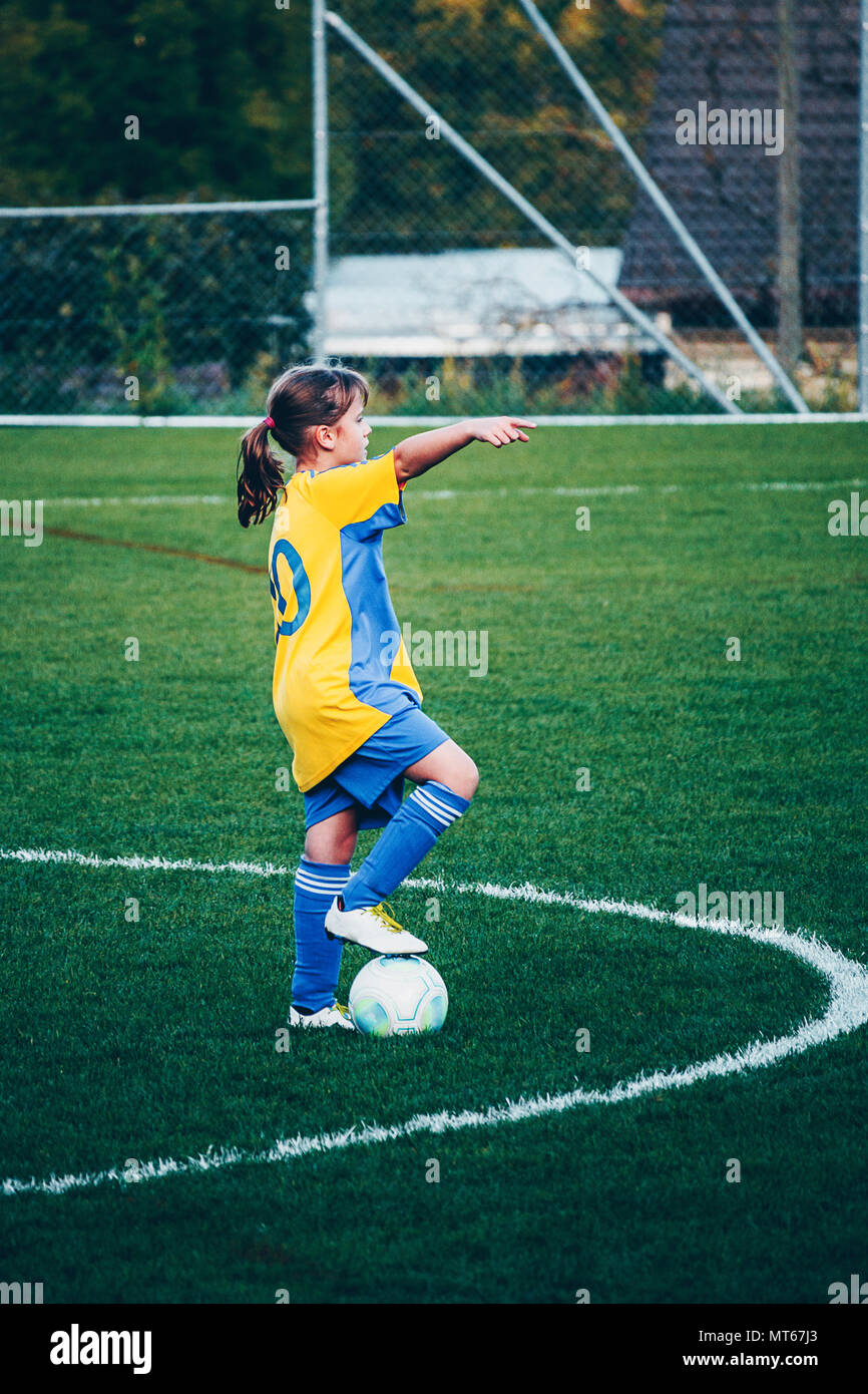 Junge Mädchen spielen Fußball im Stadion mit lokalen Mädchen  Fußballmannschaft und die Zeigen, wo zu stehen. Kleine Stadt Stadion in der  Schweiz Stockfotografie - Alamy