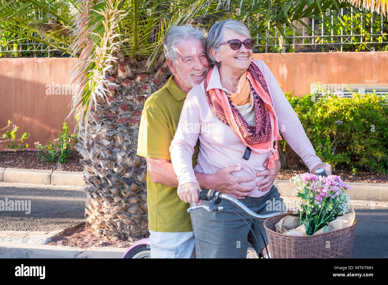 Senior Paar in Liebe Freizeit Outdoor zusammen auf einem Fahrrad Vintage Style lächeln und Spaß unter der Sonne von Urlaub. alternative Wege in den Ruhestand treten. Stockfoto Senior Paar in Liebe Freizeit Outdoor zusammen auf einem Fahrrad Vintage Style lächeln und Spaß unter der Sonne von Urlaub. alternative Wege in den Ruhestand treten. Stockfoto