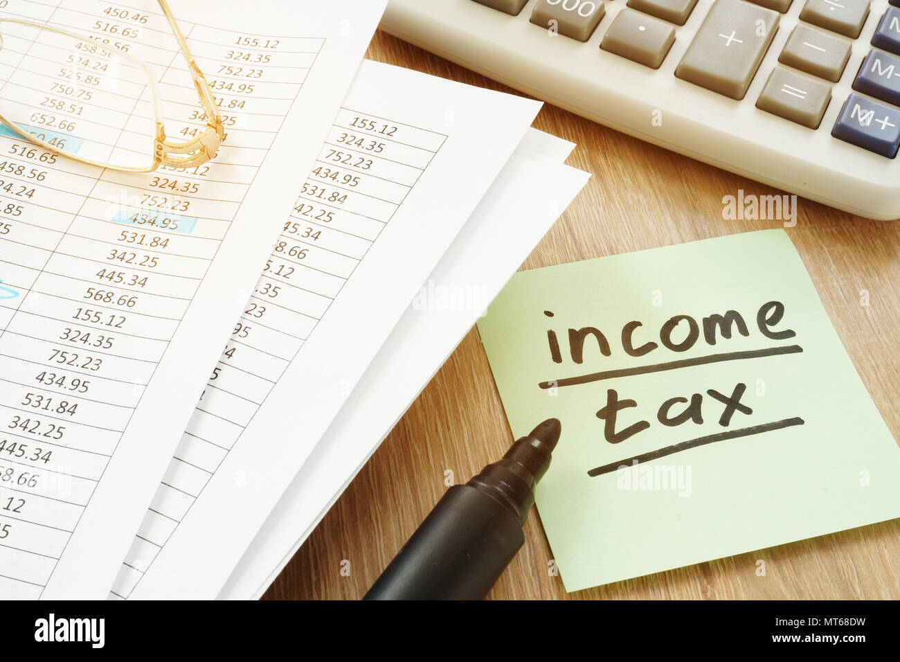 Steuern vom Einkommen und finanziellen Bericht. Stockfoto
