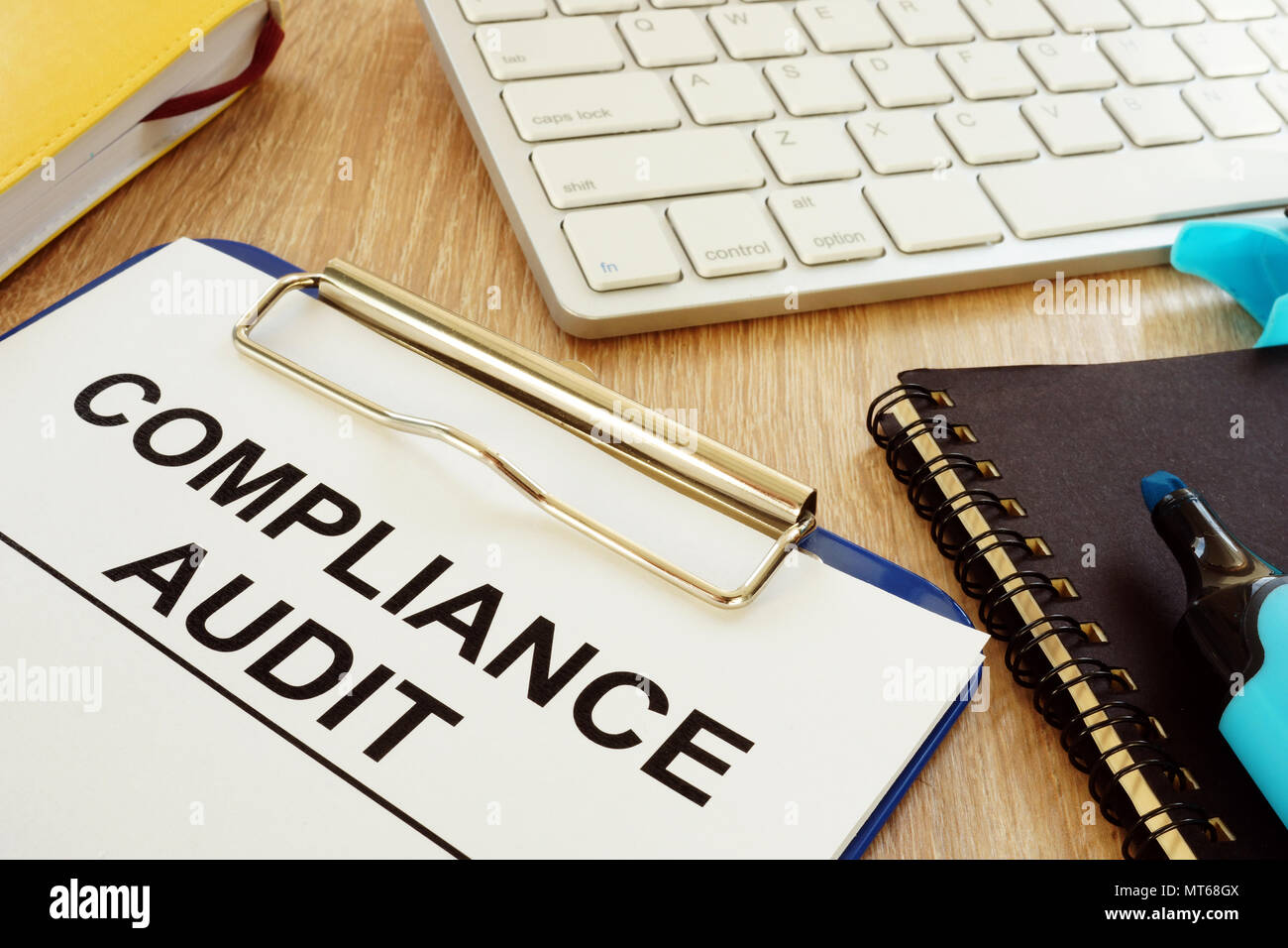 Compliance Audit und Dokumente auf einem Schreibtisch. Stockfoto