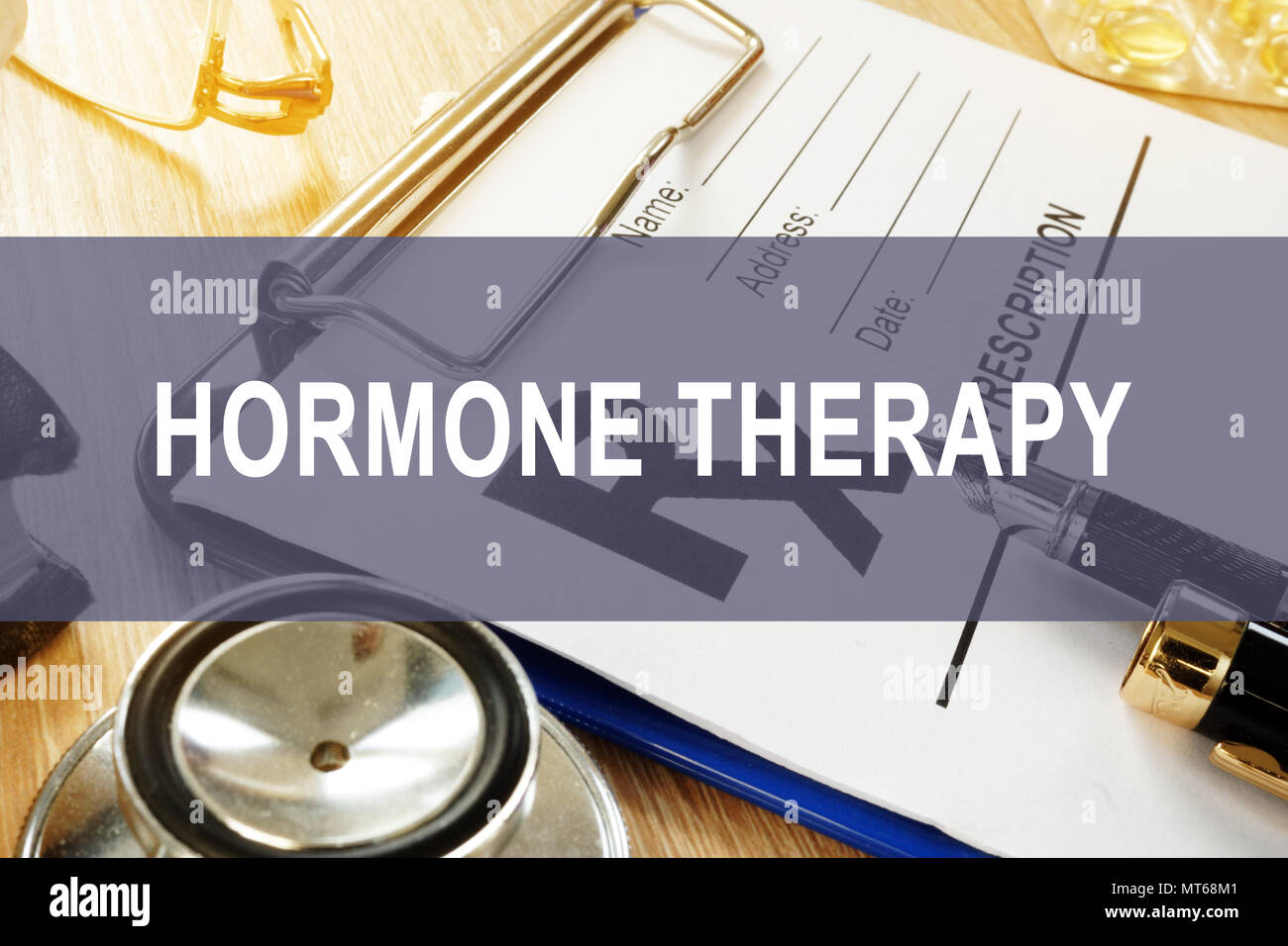 Hormontherapie Konzept. Rezept Form, Gläser und Stethoskop. Stockfoto
