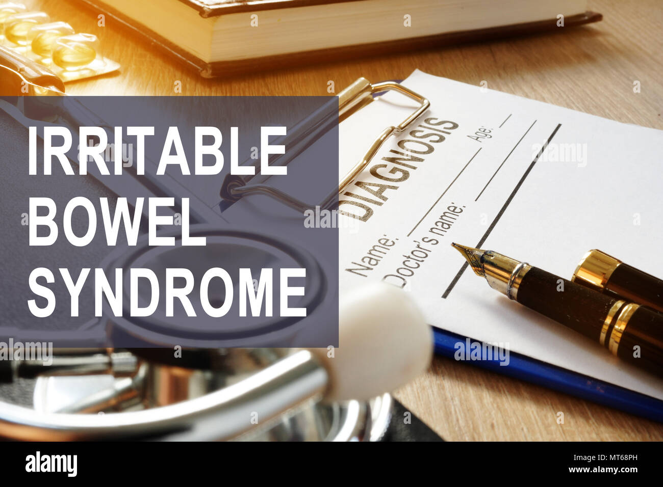 Das Reizdarmsyndrom (IBS). Diagnose Form auf einem Tisch. Stockfoto