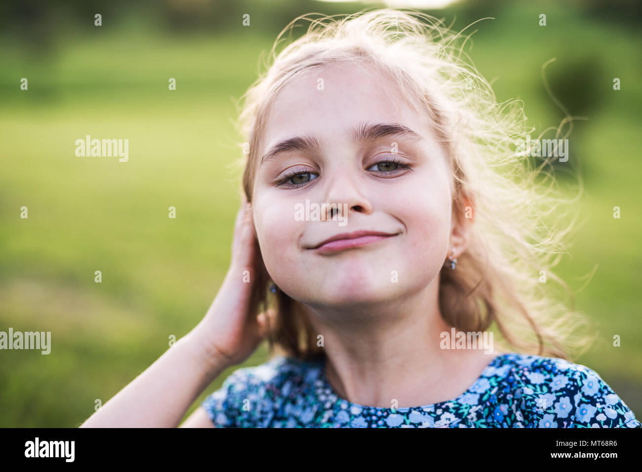 Ein kleines Mädchen in den Garten im Frühling Natur. Stockfoto