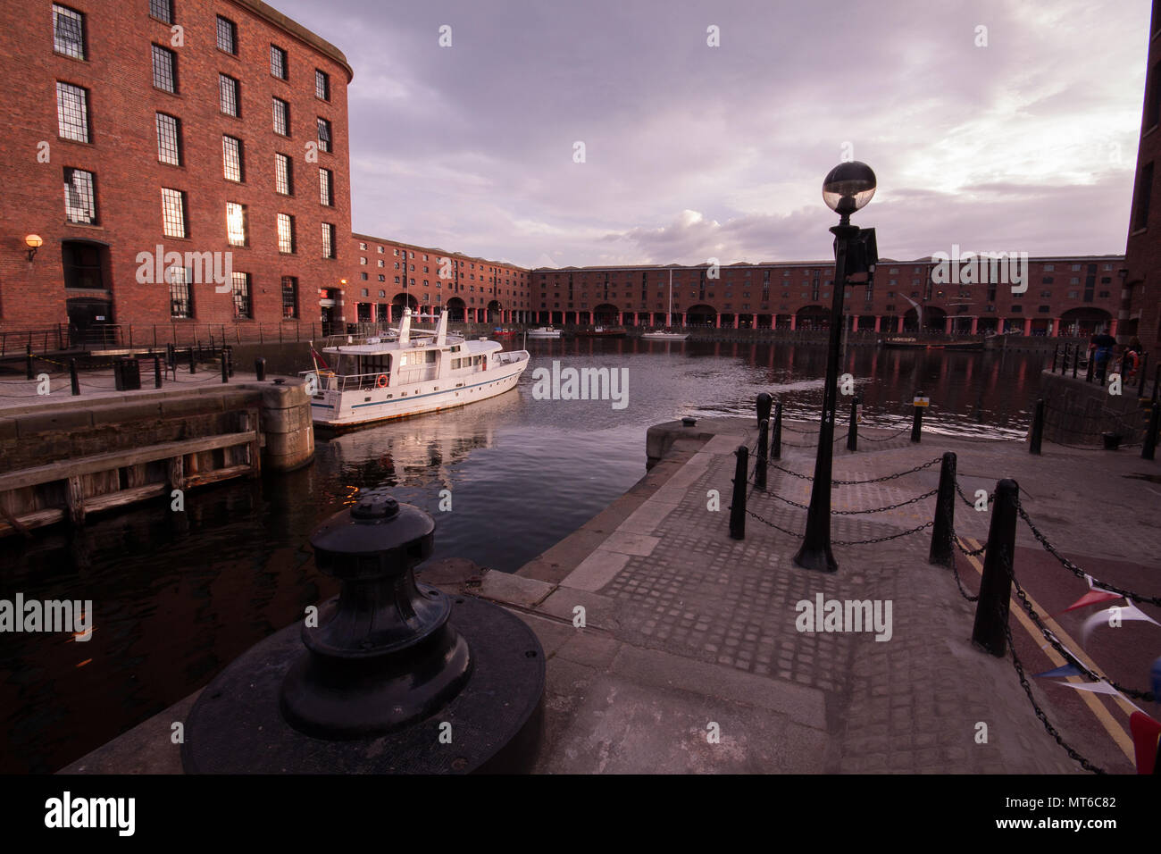 Innenraum marine der Albert Dock bei Sonnenuntergang, in Liverpool, Wales, UK. Stockfoto