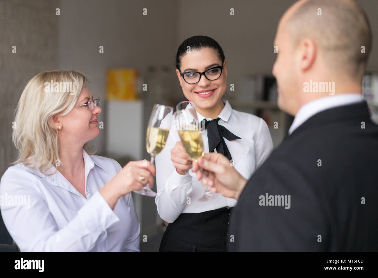 Loyaler Mitarbeiter Weiterentwicklung der Karriere im Büro, Prosit mit Champagner Stockfoto