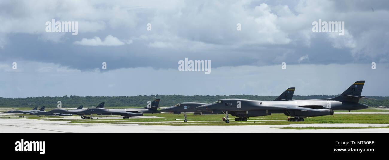 Rockwell B-1B Lancer ist ein schwerer Überschallbomber, der von Rockwell International für die United States Air Force entwickelt wurde und von vier General Electric F101 Turbofan-Motoren angetrieben wird. Das Archivbild dokumentiert zwölf Flugzeuge, die am 31. Juli 2017 auf der Andersen Air Force Base, Guam, als Teil der kontinuierlichen Bomberpräsenz-Operationen unter dem U.S. Pacific Command eingesetzt wurden. Stockfoto