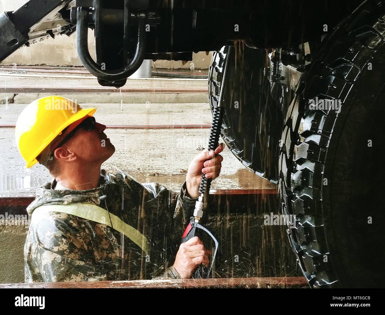Spc. Jimmy Holloway, 1/147 th Field Artillery, South Dakota Army National Guard wäscht die unter einer Ausrüstung seiner Maßeinheit, um die Ausrüstung durch internationalen Zollbehörden im Hafen von Constanta, Rumänien in der Nähe von Mihail Kogalniceanu Airbase am Juli 29, 2017 Am Ende der Übung Sabre Guardian 17. Die US-Armee Europa led-übung, mit einer Fläche von Operationen ausdehnend über Ungarn, Rumänien und Bulgarien, bestehend aus 25.000 Soldaten aus über 23 Nationen, betonte interopability und Teamarbeit zwischen allen Beteiligten Militärs, und es war die Aufgabe der 230ste Susta Stockfoto