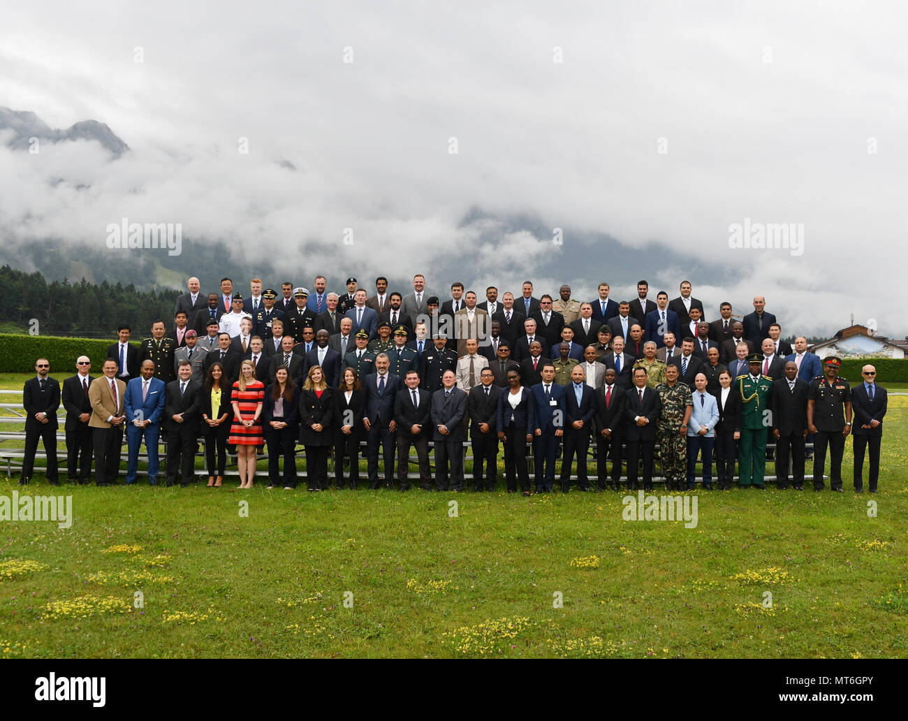 81 Teilnehmer aus 57 Ländern Absolvent der Terrorismus und Sicherheit 3 am George C. Marshall Europäisches Zentrum für Sicherheitsstudien in Garmisch-Partenkirchen, Deutschland. (Marshall Center Foto von Karl-Heinz Wedhorn) Stockfoto