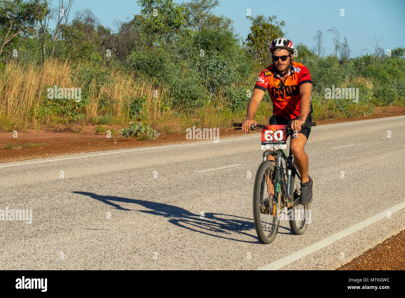 Eine männliche Radfahrer auf dem Mountainbike Reiten der Gibb Herausforderung 2018, Kimberley, WA, Australien. Stockfoto