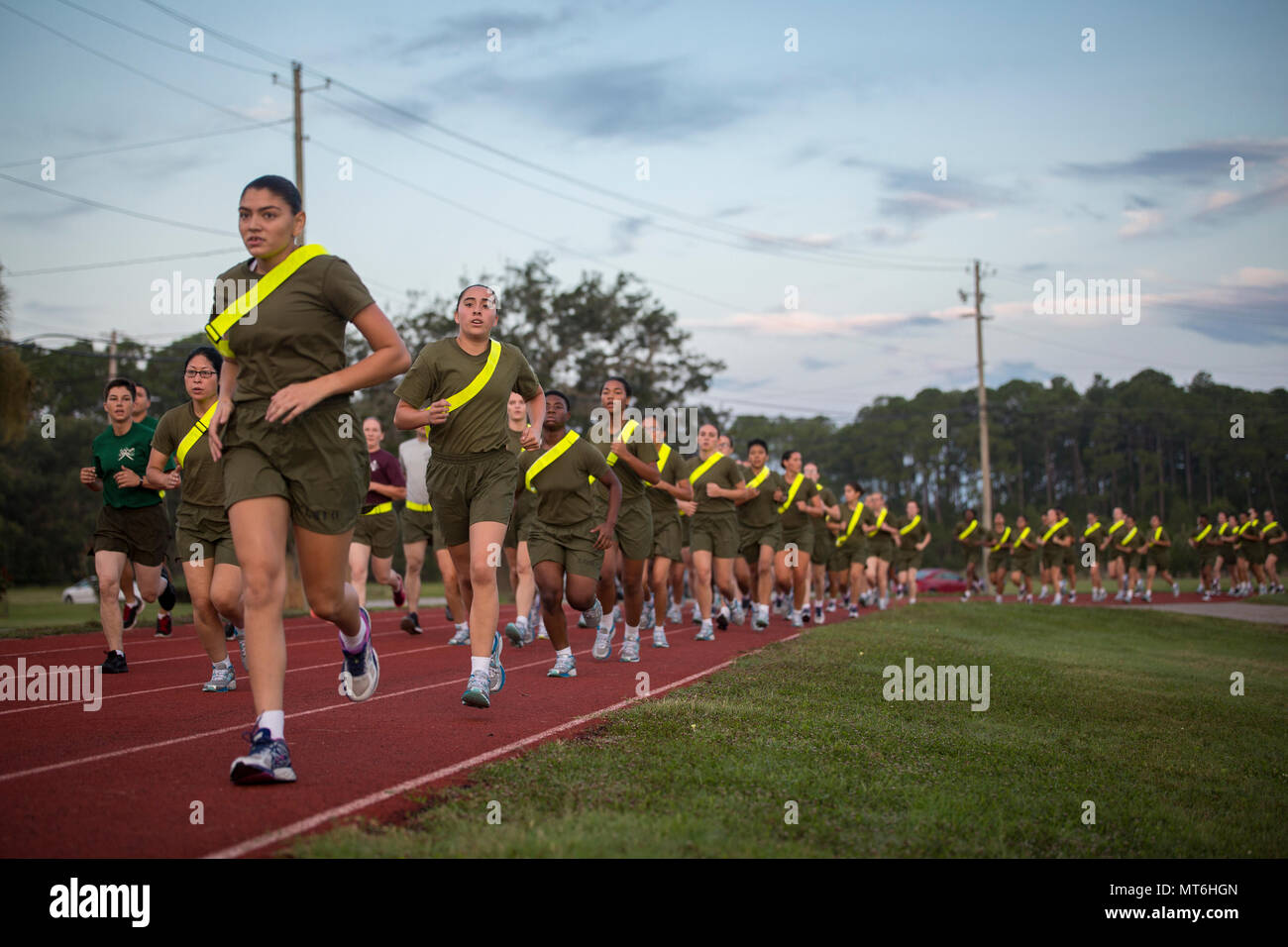 November Company, 4th Recruit Training Battalion, ist ein Rekruten Training Element im Marine Corps Recruit Depot Parris Island, das seit der Ausweisung des Depots als Ausbildungsstätte am 1. November 1915 aktiv ist. Das Archivbild dokumentiert Rekruten, die während des ersten Krafttests am 28. Juli 2017 einen 1,5-Meilen-Lauf absolviert haben. Der historische Fotodruck dokumentiert standardisierte Ausdauer-Benchmarks des Marine Corps. Stockfoto