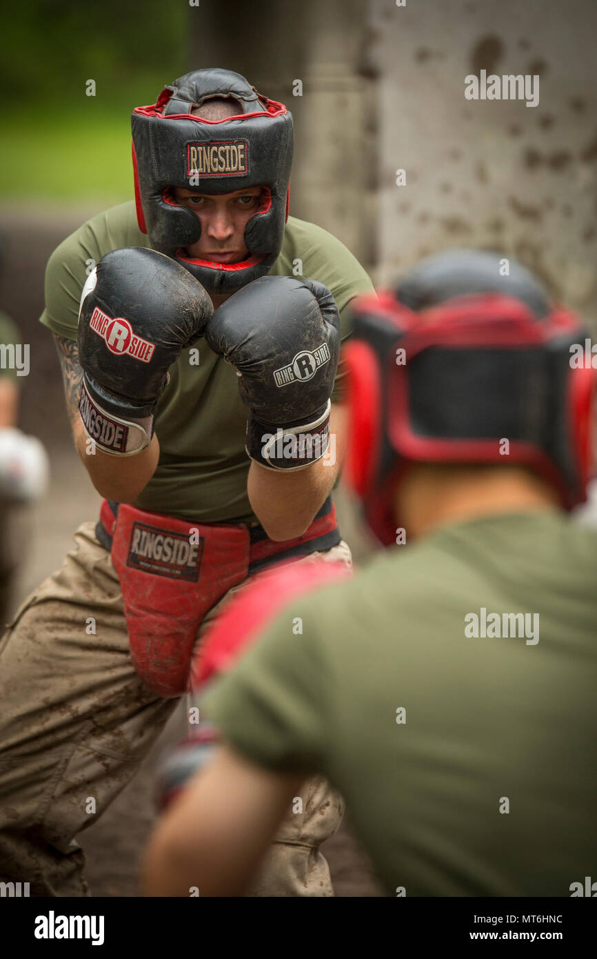 Us Marine Corps Pfc. Charles L. Califf, eine 25-jährige gebürtige von Cincinnati, Ohio, nimmt eine kampfstellung vor dem Körper Sparring in den Tiegel bei Marine Corps Recruit Depot Parris Island, S.C. Califf ist mit Platoon 3045, Lima, 3 Recruit Training Bataillon, und zu graduieren, 16. Juni 2017 geplant. "Ich wollte ein Teil der in der Nähe der Brüderlichkeit sein und aus meiner Komfortzone heraus", sagte Califf. "Ich wollte zurück in mein Land zu geben, während sie sich auf das, was Abenteuer das Marine Corps im Sinn hat für mich." Rund 19.000 Rekruten auf Parris Island jährlich für die Chance gekommen, Stockfoto