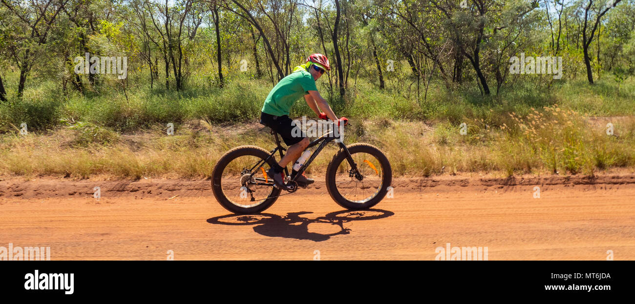 Eine männliche Radfahrer auf einer fat Bike Reiten der Gibb Herausforderung 2018, Kimberley, WA, Australien. Stockfoto