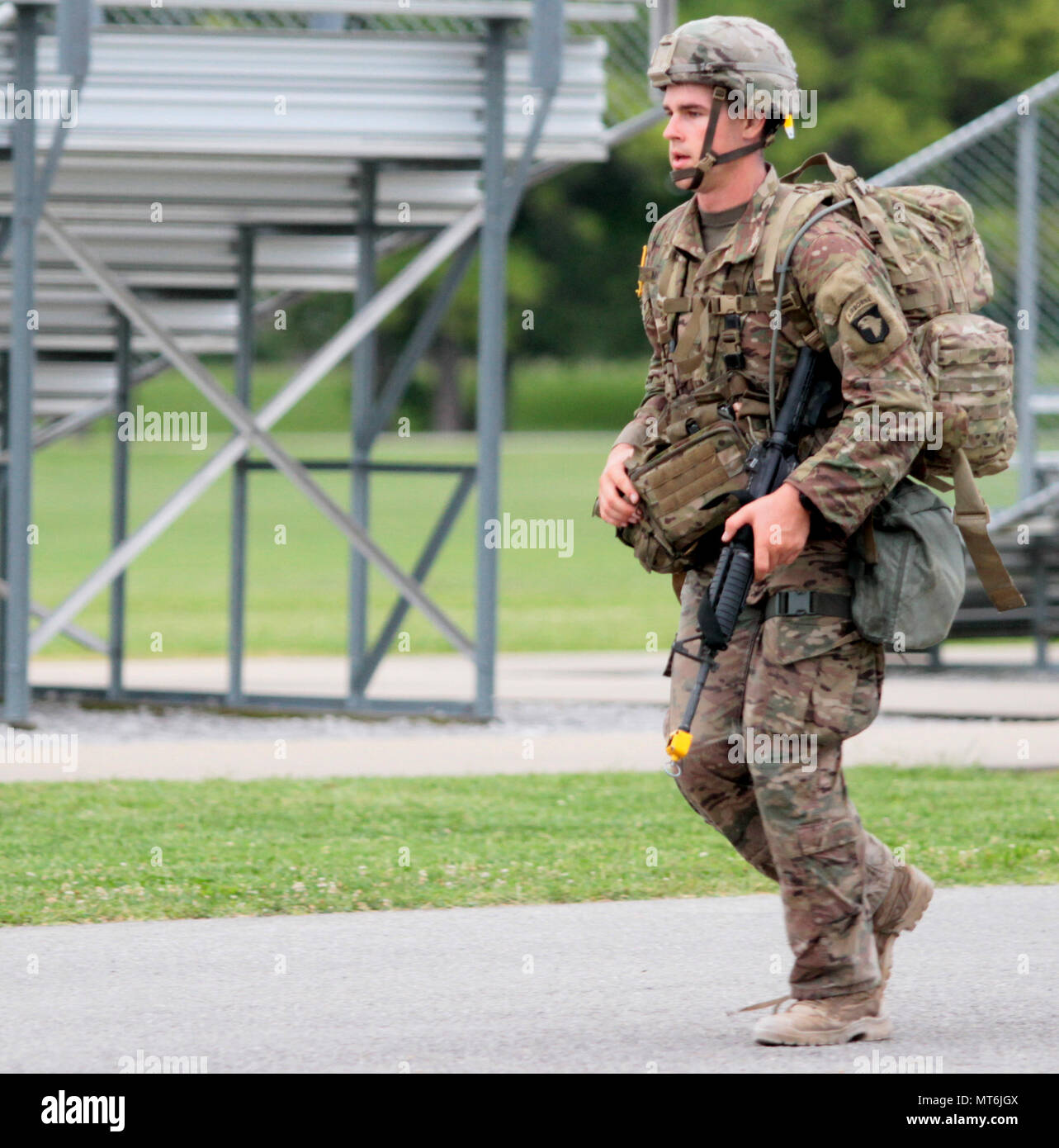 1. Lt. Michael Joslin, 101 Combat Aviation Brigade, Luftlandedivision (Air Assault), erreicht die Ziellinie des 12 km langen Fußmarsch Ereignis während der Experte Bereich Medizinische Abzeichen Prüfung Juni 22, am Fort Campbell, Kentucky. Joslin beendete die schnellste Zeit mit 2:35:00 Uhr. (Foto von Sgt. Steven E. Lopez, 40. Öffentliche Angelegenheiten Abteilung) Stockfoto