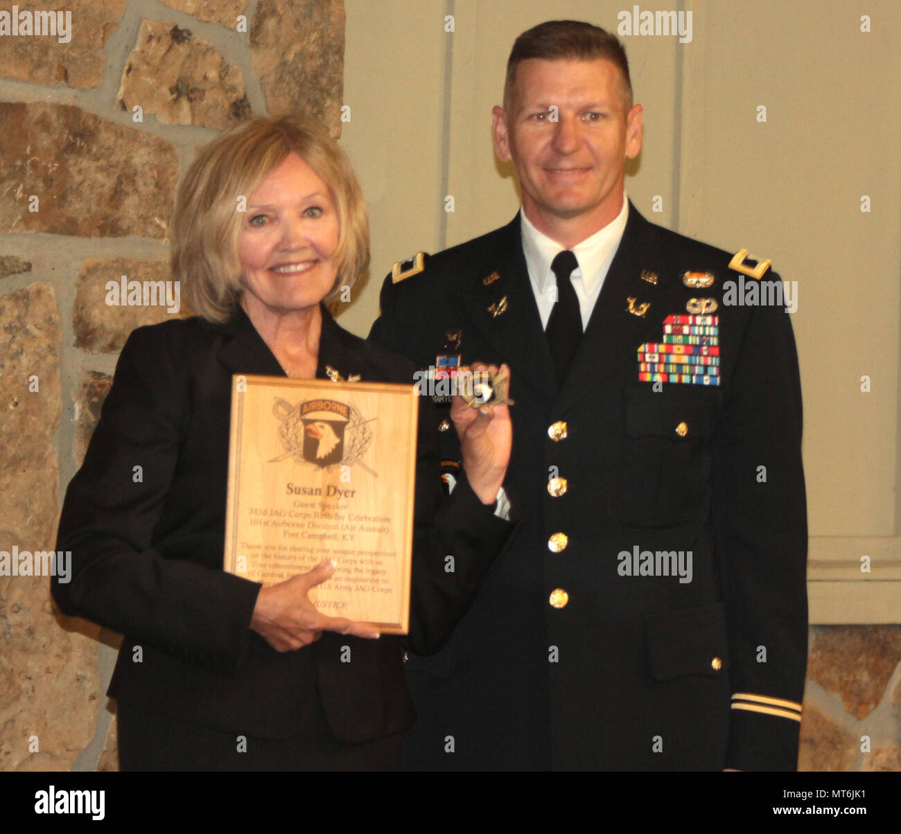 Susan Dyer (links), Redner und Autor von "Lincolns Fürsprecher: Das Leben der Richter Joseph Holt", Spalte Andras Marton (rechts), Mitarbeiter Judge Advocate, Luftlandedivision und Fort Campbell, posieren für ein Foto an die United States Army Richter befürwortet Corp 242 nd, 27. Juli am Fort Campbell, Kentucky. Ich habe nun einen Abgleich von jemandem, der nicht die gleichmäßige Abnutzung met, sondern teilt die Leidenschaft, mit der unsere große Geschichte und bewahren es, sagte Marton. (Foto von Pvt. Beverly Mejia, 40. Öffentliche Angelegenheiten Abteilung) Stockfoto