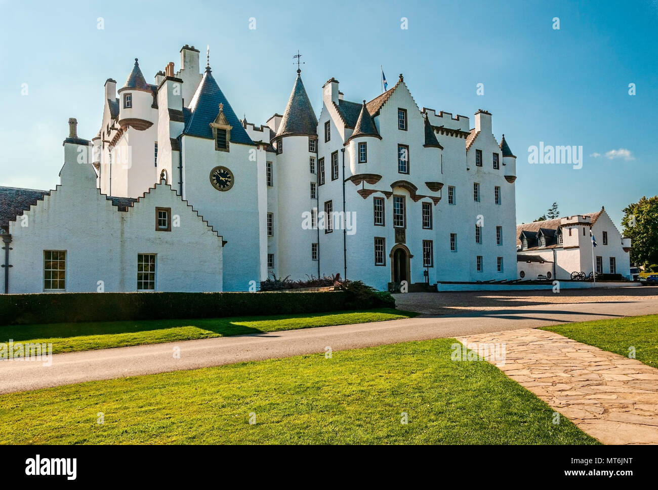 Die herrlichen weissen Grade ein denkmalgeschütztes Gebäude von Blair Castle mit seinen Türmen und Türmchen, dem Stammsitz des Clan Murray Stockfoto