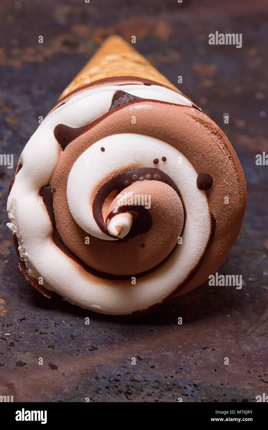 Vanille Eis mit Schokolade auf einem alten grunge Hintergrund Stockfoto
