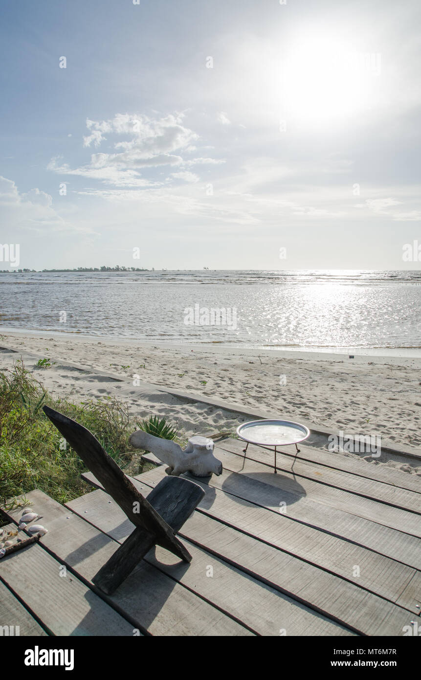 Traditionelle afrikanische Stuhl auf der Terrasse am Strand mit Blick auf den Ozean, Senegal, Afrika Stockfoto