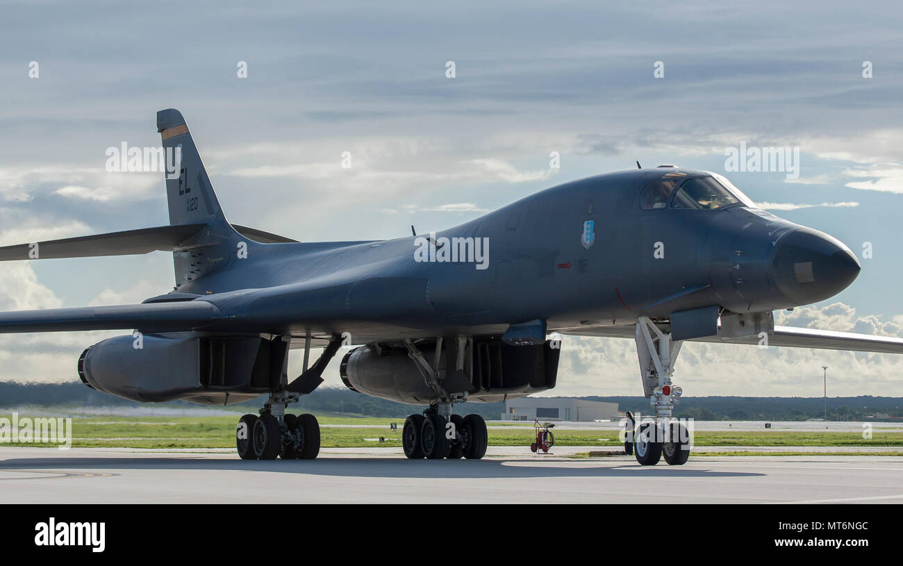 Die B-1B Lancer ist ein strategischer Bomber der US Air Force mit variabler Flügelbewegung und vier Turbofan-Triebwerken, der am 26. Juli 2017 als Teil der Rotation der Geschwader für die kontinuierliche Bomberpräsenz auf der Andersen Air Force Base in Guam eintraf. Das Archivbild dokumentiert die Ankunft von Flugzeugen und den Austausch von Einheiten im Indopazifik-Theater. Stockfoto