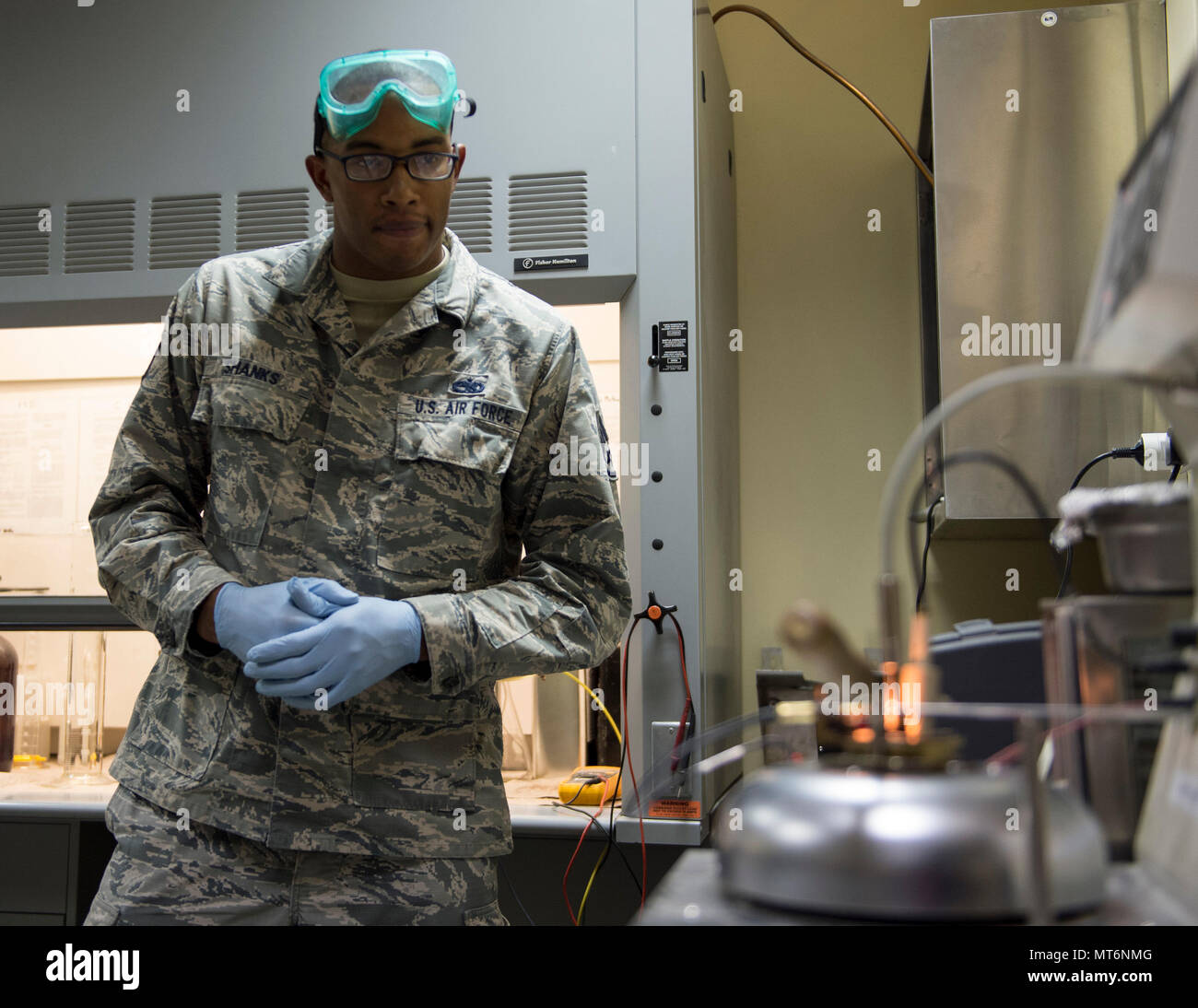 Us Air Force Staff Sgt. Mario Shanks, nicht-Kommission verantwortliche Offizier der Brennstoffe Labor mit den 379 Expeditionary Logistik Bereitschaft Squadron, Kraftstoffe Management Flug, Uhren der Flammpunkt Tester bei Al Udeid Air Base, Katar, 24. Juli 2017. Shanks ist die Durchführung einer Qualitätskontrolle der Kraftstoff im Flugzeug oder Fahrzeug zu gewährleisten, erfüllt alle Standards. (U.S. Air Force Foto von Tech. Sgt. Amy M. Lovgren) Stockfoto