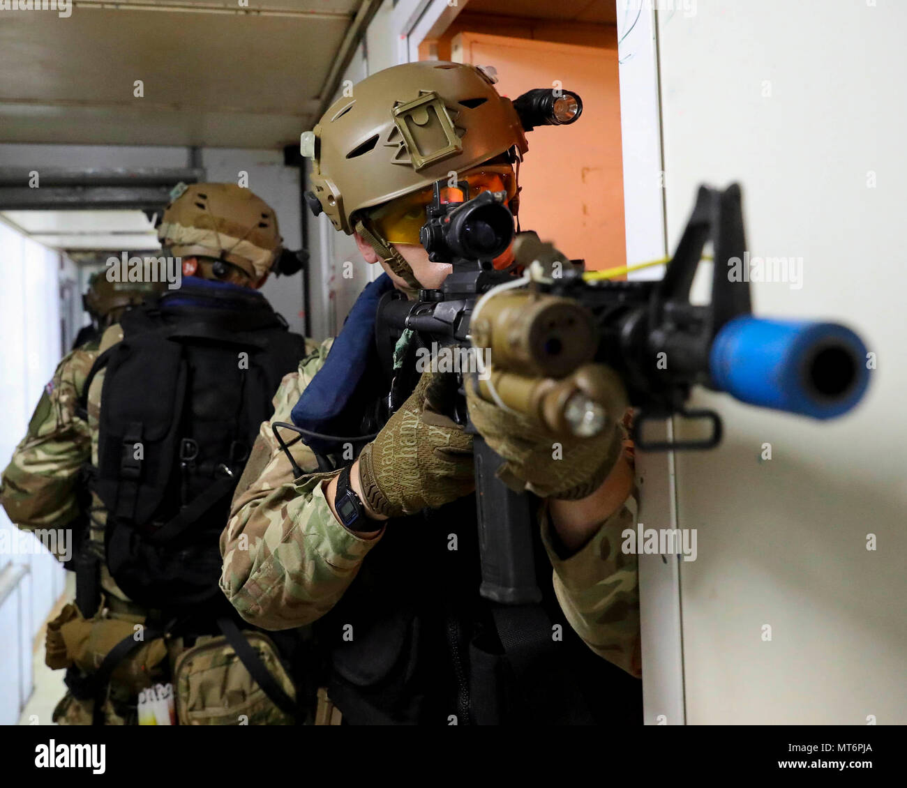 Die SOUDA BUCHT, Griechenland (3. Juli 2017) Die Royal Marines Boarding Team (RMBT), auf der HMS Duncan eingeschifft, nutzen Sie die Einrichtungen des NATO Maritime Verbot Operations Training Center (NMIOTC) während in Port 3. Juli und 4. Am ersten Tag sah das Team durchführen Training an Bord der Schulschiff, HS Aris (A-74), bestehend aus Zimmer clearing während einer boarding Szenario. Das Team dann Unterwegs Training am zweiten Tag, Betreten und Durchsuchen des Schiffes. NMIOTC hat mehrere Ressourcen, die für eine effektive Schulung der NATO marine Einheiten ermöglichen. Die Griechische Marine Schiff HS Aris ist für Kleinwaffen tr verwendet Stockfoto