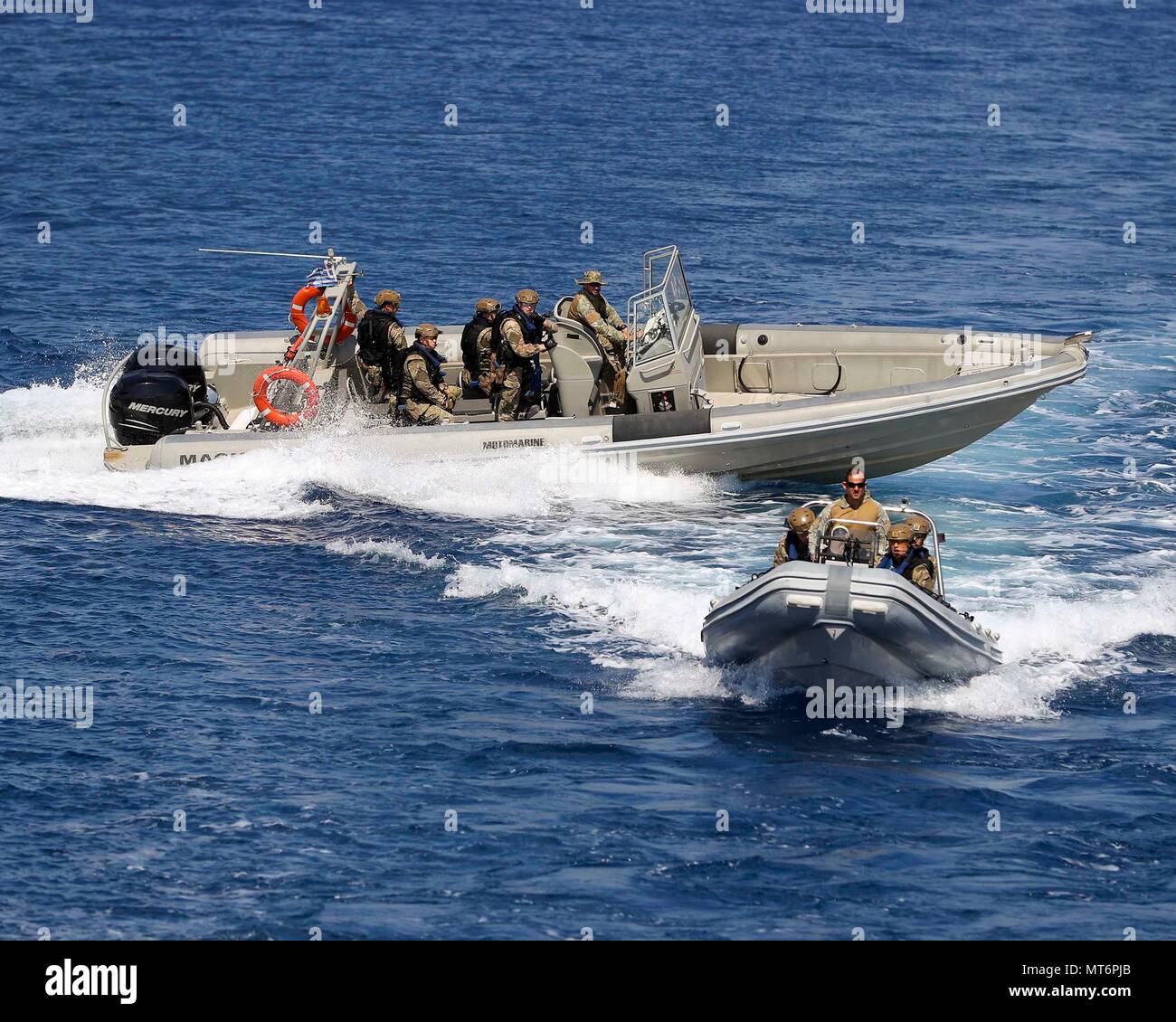 Die SOUDA BUCHT, Griechenland (4. Juli 2017) Die Royal Marines Boarding Team (RMBT), auf der HMS Duncan eingeschifft, nutzen Sie die Einrichtungen des NATO Maritime Verbot Operations Training Center (NMIOTC) während in Port 3. Juli und 4. Am ersten Tag sah das Team durchführen Training an Bord der Schulschiff, HS Aris (A-74), bestehend aus Zimmer clearing während einer boarding Szenario. Das Team dann Unterwegs Training am zweiten Tag, Betreten und Durchsuchen des Schiffes. NMIOTC hat mehrere Ressourcen, die für eine effektive Schulung der NATO marine Einheiten ermöglichen. Die Griechische Marine Schiff HS Aris ist für Kleinwaffen tr verwendet Stockfoto