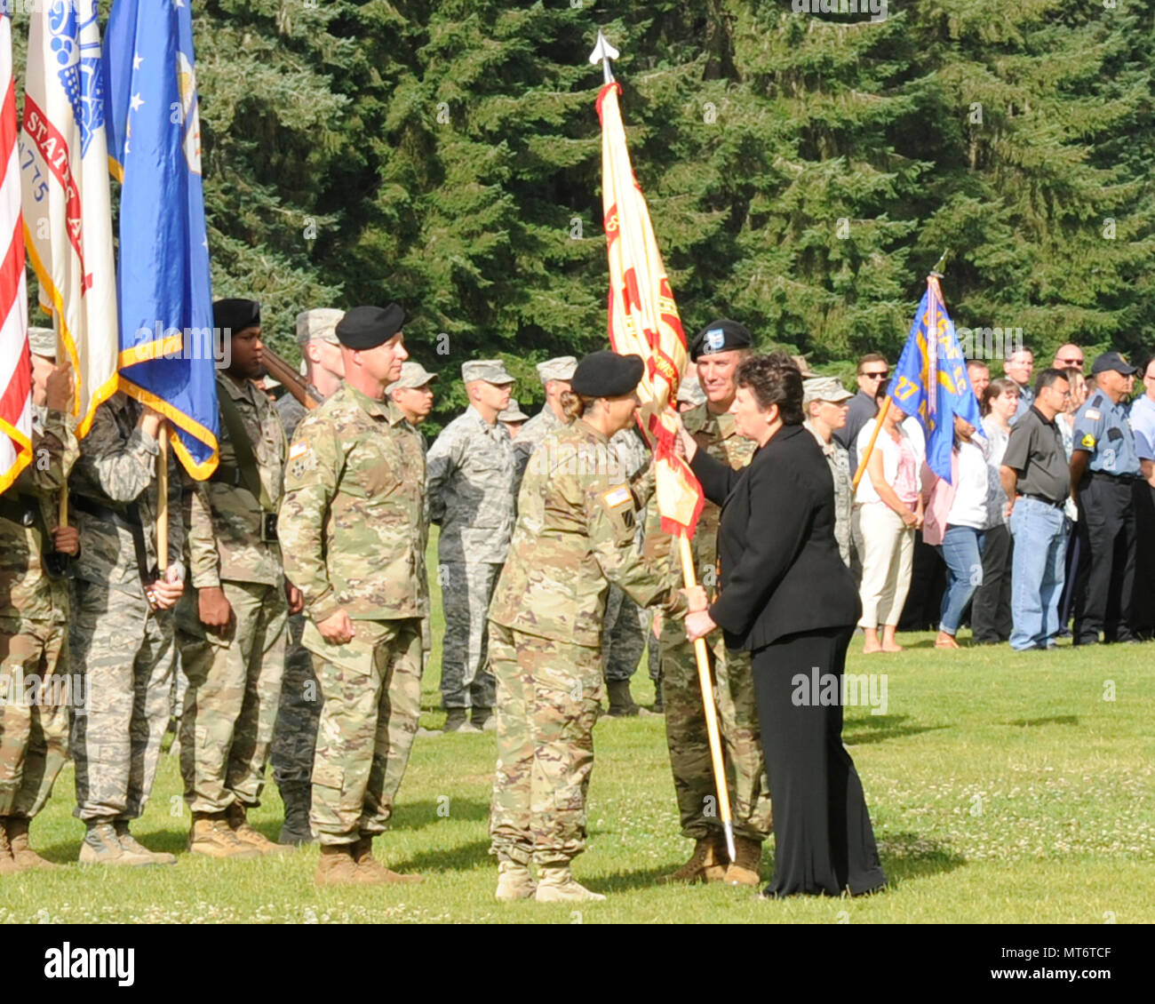 Oberst Daniel S. Morgan Verzicht Garnison Befehl von: Joint Base Lewis-McAkkord zu oberst Nicole M. Lucas, am 28. Juli 2017 Ändern des Befehls auf Watkins Feld, JBLM Lewis Main. Direktor der Installation Management Command (IMCOM) ist Brenda Lee McCullough. Stockfoto