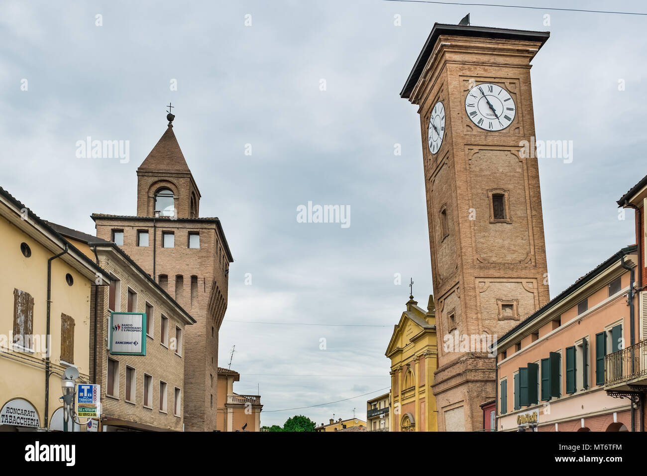 Senigallia, Italien - 01 Mai, 2018: Der stadtturm und der schiefe Kirchturm in Puch bei Hallein, Bologna, Emilia-Romagna, Italien Stockfoto