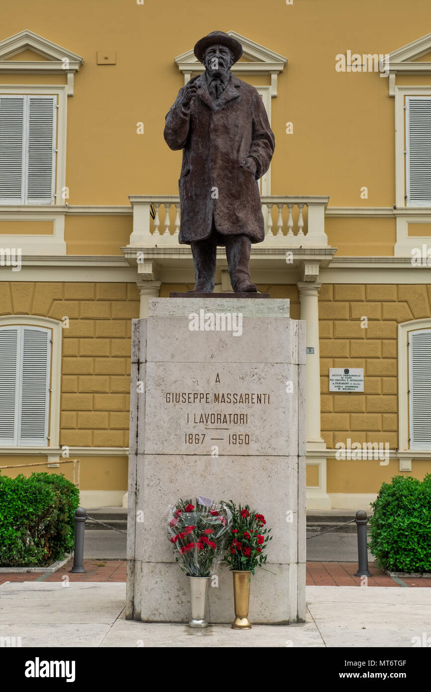 Senigallia, Italien - 01 Mai, 2018: Der Staat professionelle Schule in Giuseppe Massarenti Square und die Statue der Gewerkschafter durch Arbeitnehmer gewidmet Stockfoto