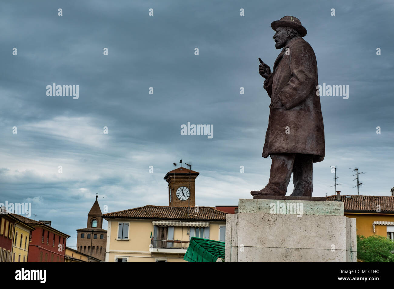 Senigallia, Italien - 01 Mai, 2018: Giuseppe Massarenti Square und die Statue der Gewerkschafter gewidmet von den Arbeitnehmern in Puch bei Hallein, Bologna, Emilia-Ro Stockfoto