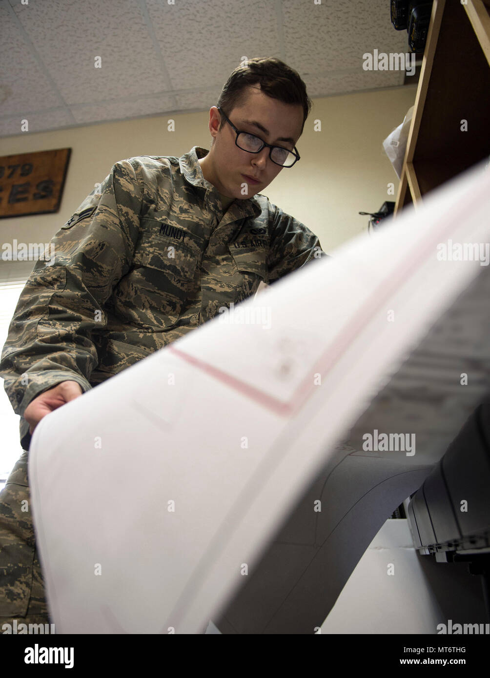 Us Air Force Airman 1st Class Ryan Mudt, Techniker mit der 379 Expeditionary Bauingenieur Squadron, Bewertungen die Qualität der Ausdrucke zu Al Udeid Air Base, Katar, 25. Juli 2017. Mudt ist Teil eines Engineering Team, das hilft bei der Planung und Steuerung von Bauprojekten mit Aufgaben, Vermessung, Computer-aided drafting Programme und wenn nötig Bodenprüfung. (U.S. Air Force Foto von Tech. Sgt. Amy M. Lovgren) Stockfoto