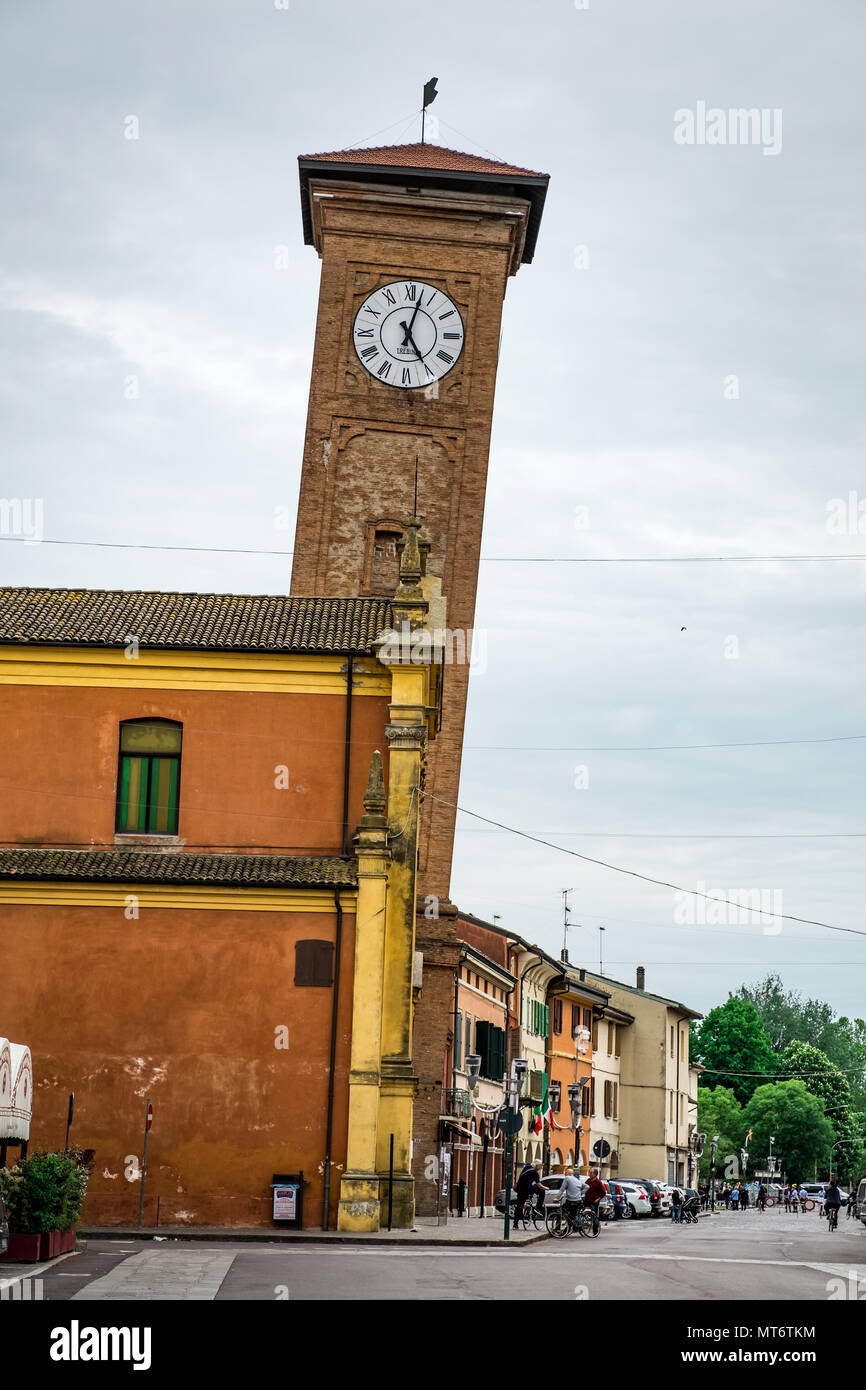 Senigallia, Italien - 01 Mai, 2018: Der schiefe Kirchturm in Puch bei Hallein, Bologna, Emilia-Romagna, Italien Stockfoto