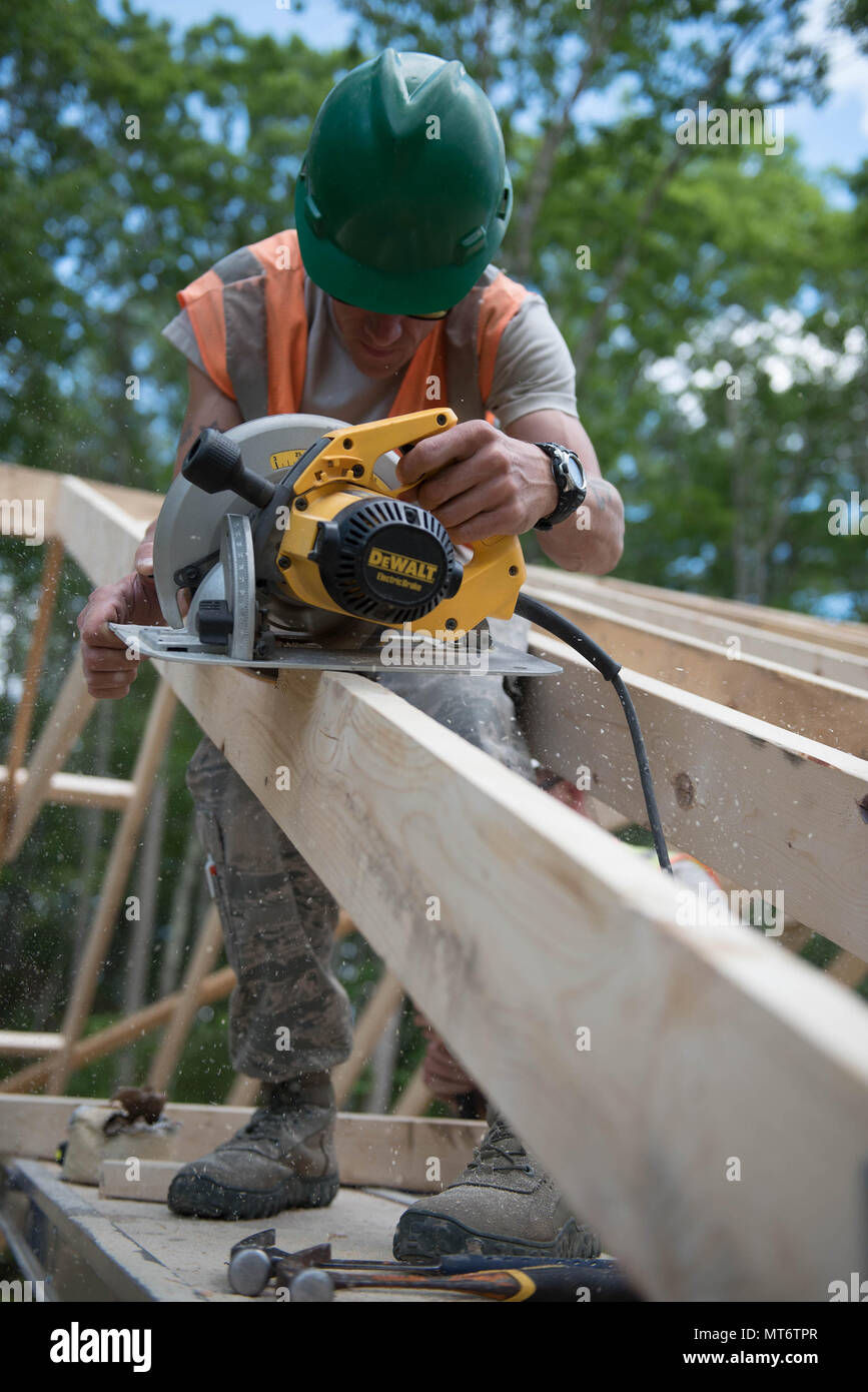 Staff Sgt. Chris Hofmann, ein Statiker für 123 Zivil die Kentucky der Air National Guard Ingenieur Squadron, hilft bei der Bau eines Pavillons im Camp William Hinds, ein Pfadfinderlager in Raymond, Maine, am 22. Juni 2017. Die Mission, eine innovative Readiness Training bemühen, die Renovierung camp Einrichtungen bestand, sofern freie Arbeit für die Gemeinschaft und verdoppelt als eine wertvolle Erfahrung für servicemembers von der Air National Guard, Air Force und Marine Corps Buchen finden. (U.S. Air National Guard Foto: Staff Sgt. Joshua Horton) Stockfoto