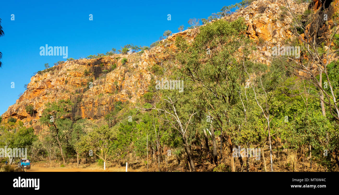 Die Gibb River Road, eine unbefestigte Straße, durch den Roten pindan Klippen der King Leopold Ranges in der Kimberley, WA, Australien. Stockfoto