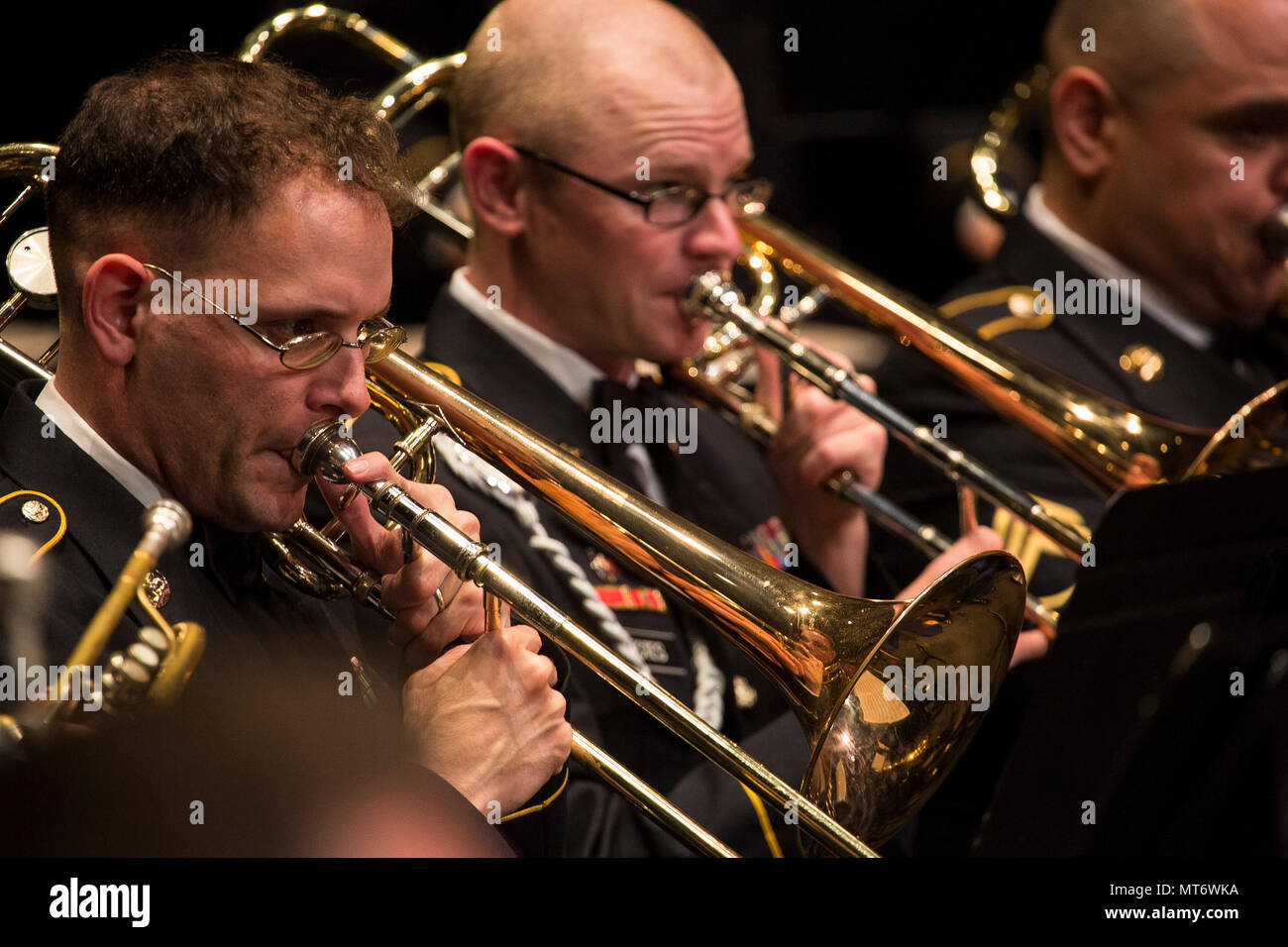 Sgt. Jonathan Solby (links) und Sgt. Daniel Estes (rechts), posaunisten mit der 323d Army Band, Fort Sam Houston, Texas, führen Sie an der Watson Fine Arts Center als Teil der San Antonio Jugend Wind Ensemble Performance am 26.04.13., 2017. Die 323 d's Army Band final Reunion Konzert - für Sep.24, 2017 in der historischen Alamo geplant - Bedeutet die drohende Auflösung der Einheit von Herbst 2018. (U.S. Armee Foto von Sgt. 1 st. Klasse Jason Stephens, 323d Army Band) Stockfoto