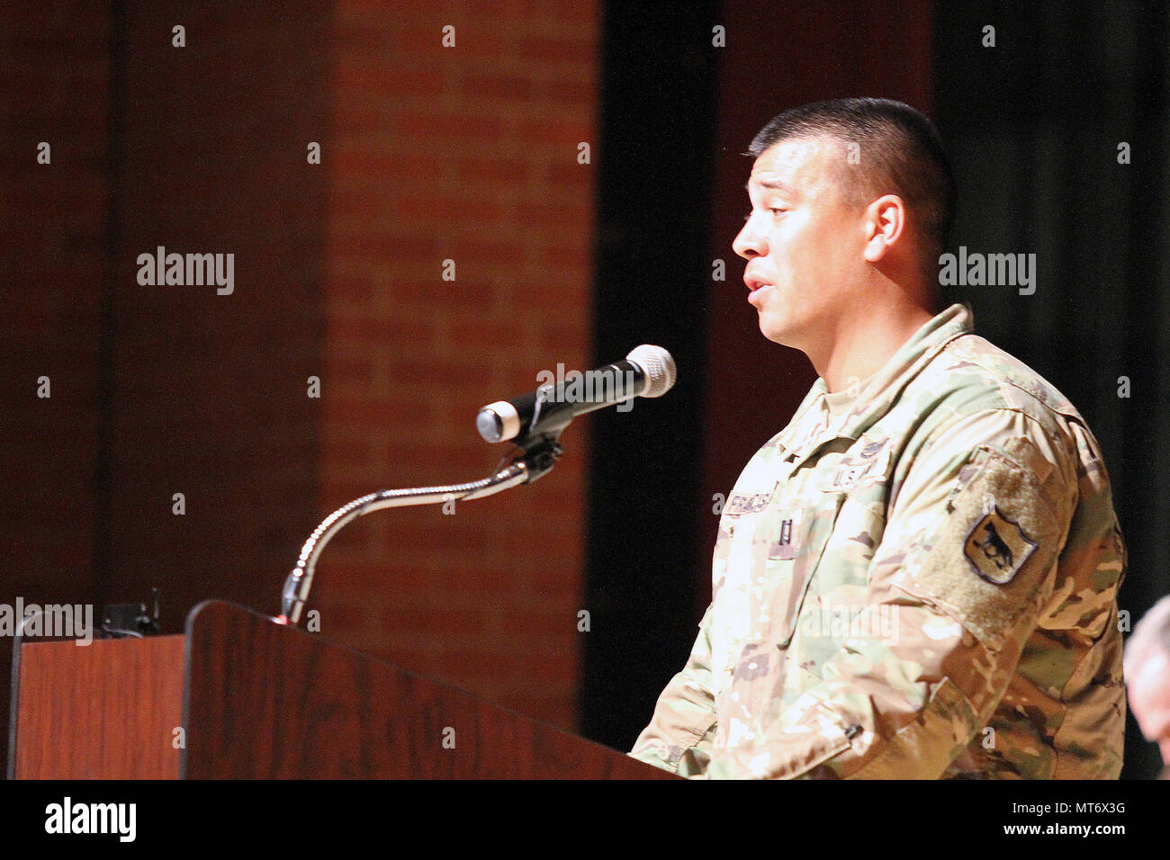 Us-Armee Kapitän Mark Francisco, Offizier der 200 Ingenieur Firma Bridge Training Team, South Dakota Army National Guard, Adressen der Gast während der Bereitstellung Zeremonie des Teams an der Riggs High School Auditorium in Pierre, S.D., 22. Juli 2017 gesammelt. Die 15 Soldaten für über neun Monate in den Nahen Osten, wo Sie Ausbildung und Unterstützung der Koalitionstruppen auf militärische Brücke Systeme bereitstellen. Stockfoto