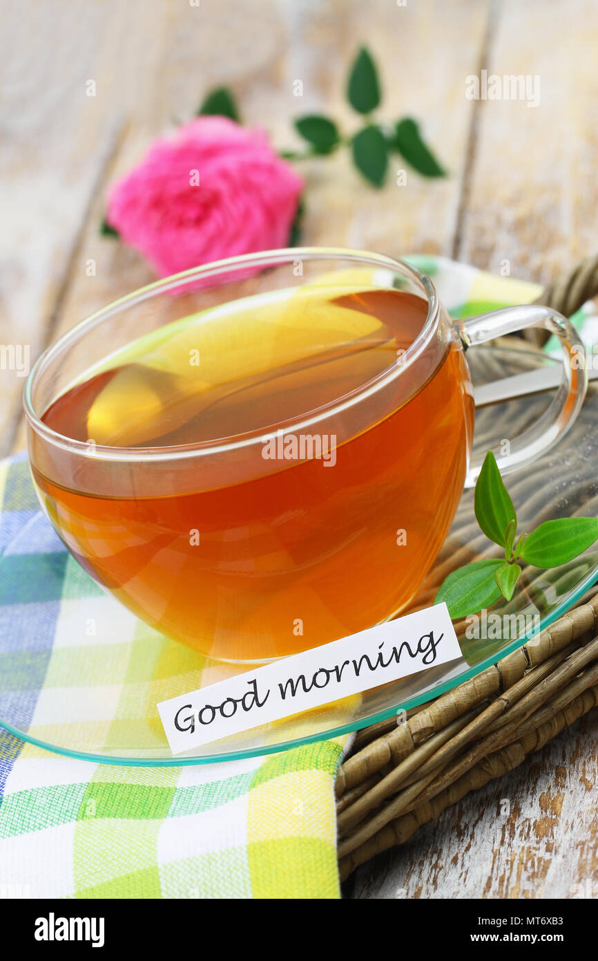 Guten Morgen Karte mit Tasse Tee und pink Wild Rose Stockfoto