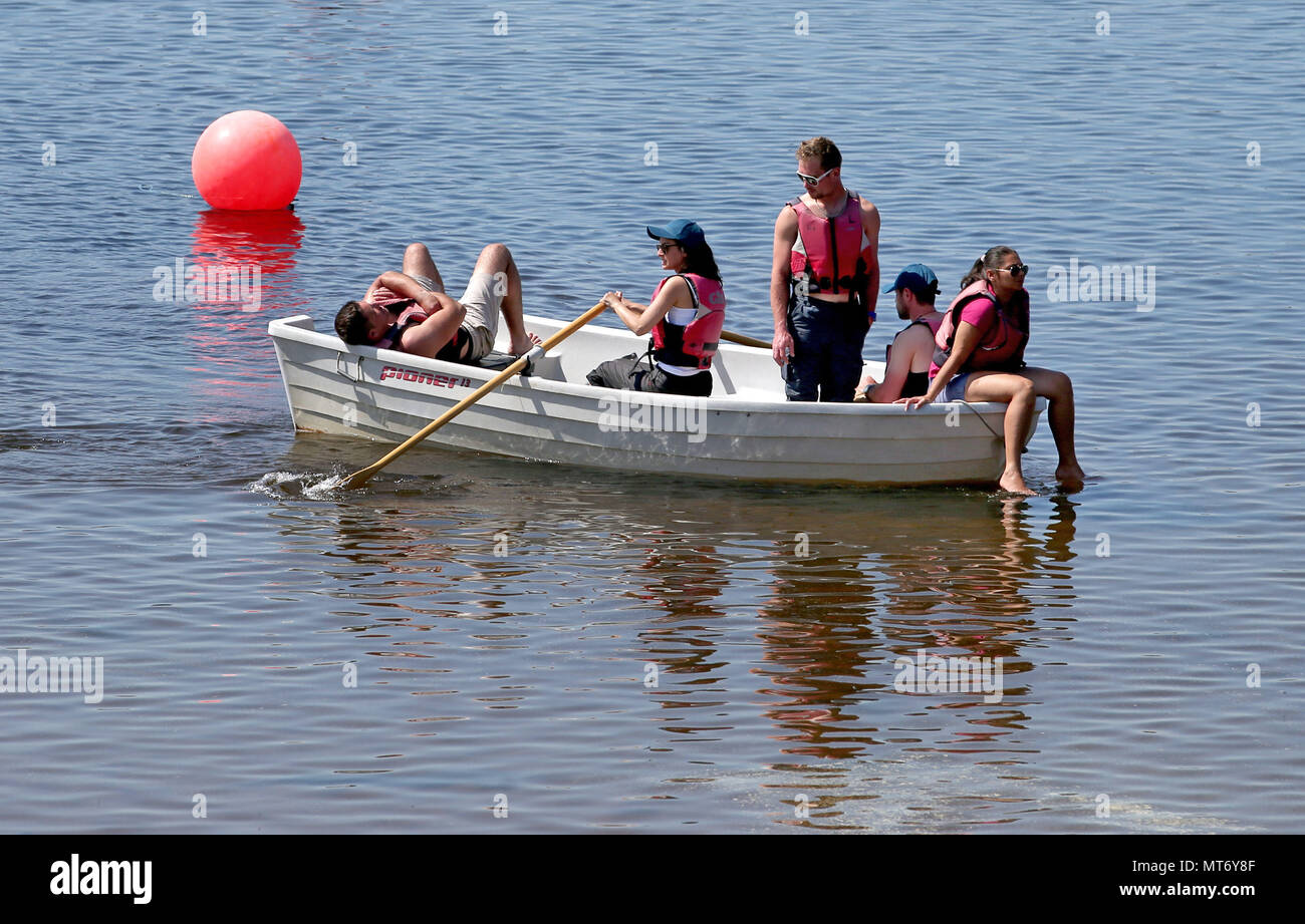 Die Menschen genießen die heißen Wetter auf dem Wasser in der Nähe von Aviemore am Loch Morlich, wie Briten sehen konnte der heißeste Tag des Jahres dieser Feiertag Montag. Stockfoto