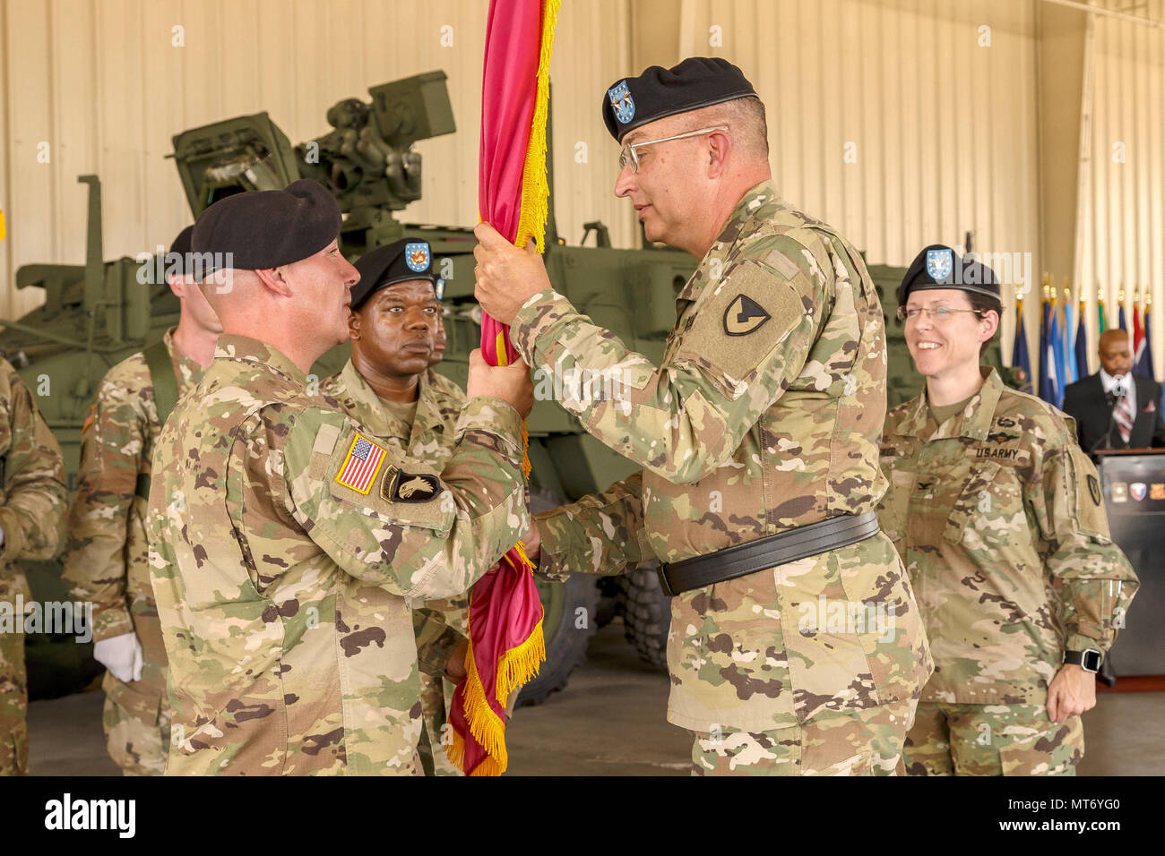 Generalmajor Clark LeMasters, rechts, Kommandierender General für tacom Life Cycle Management Befehl übergibt die Fahne für Anniston Army Depot zu oberst Joel Warhurst, was bedeutet, dass die Änderung der Befehl, wie Master Sgt. Fredrick Brodie, der mit der Zeremonie unterstützt, schaut an. Stockfoto