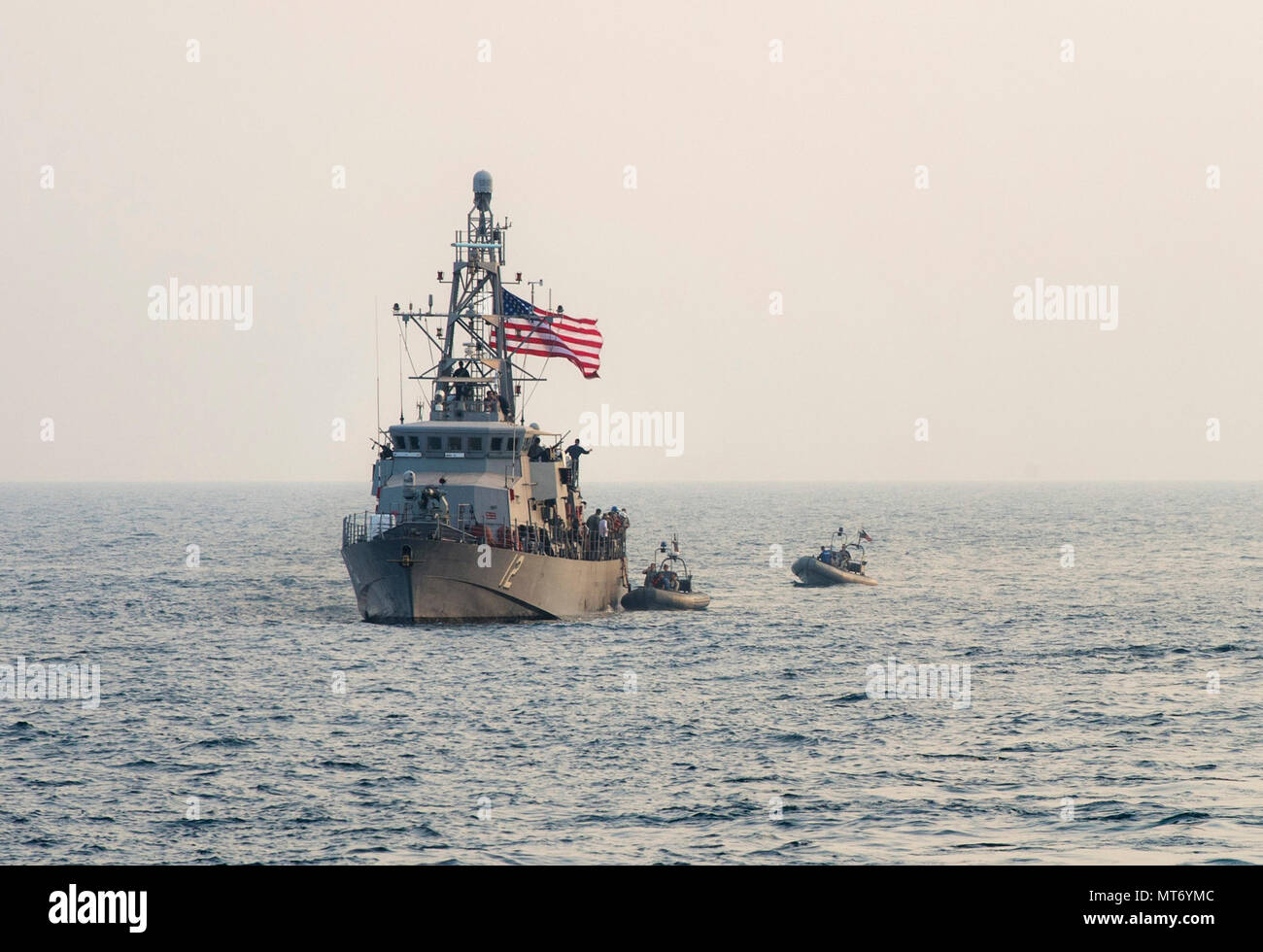 Arabischen Golf (18. Juli 2017) Die küstenwache Schiff USS Thunderbolt (PC12) leitet Passagier transfers mit zwei starren - Rumpf aufblasbare Boote (Rhib) während einer Test- und proficiency Feuer Evolution der Griffin missile System onboard 5 PC's im Arabischen Golf, Juli 18-20. Thunderbolt ist eine von zehn Coastal Patrol Schiffen von Coastal Patrol Squadron (PCRON) 1 Home - in Manama, Bahrain zur Unterstützung der Maritime Security Operations und Theater Sicherheit Zusammenarbeit in den USA 5 Flotte Einsatzgebiet portiert zugeordnet. (U.S. Marine Foto von Mass Communication Specialist 1. Klasse Josua Bryce Brun Stockfoto